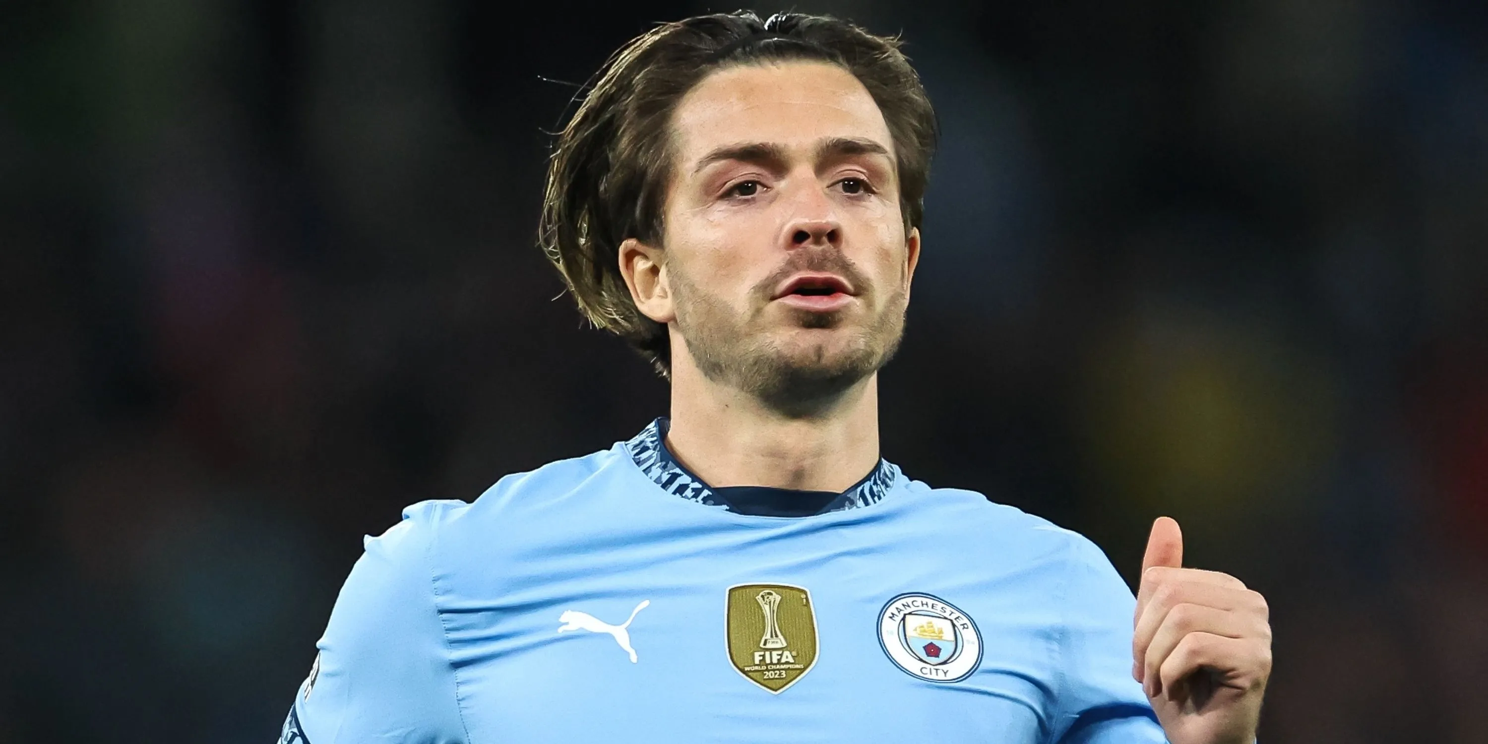Jack Grealish thi đấu trên sân, liên quan tin đồn chuyển nhượng