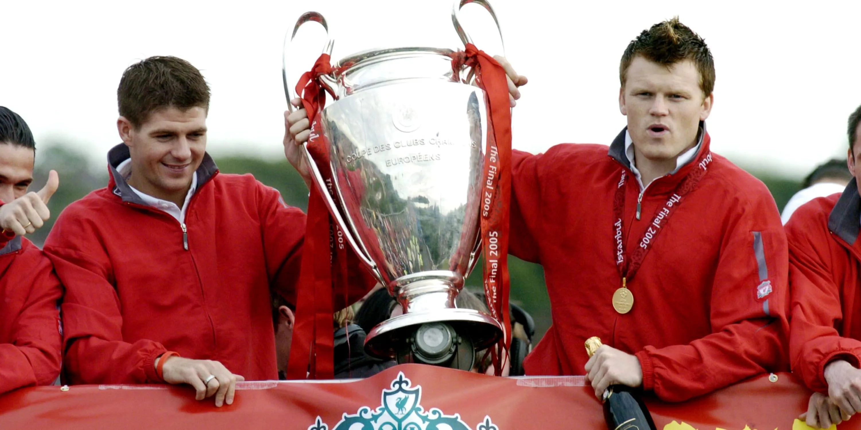 John Arne Riise ăn mừng cùng đồng đội sau bàn thắng cho Liverpool