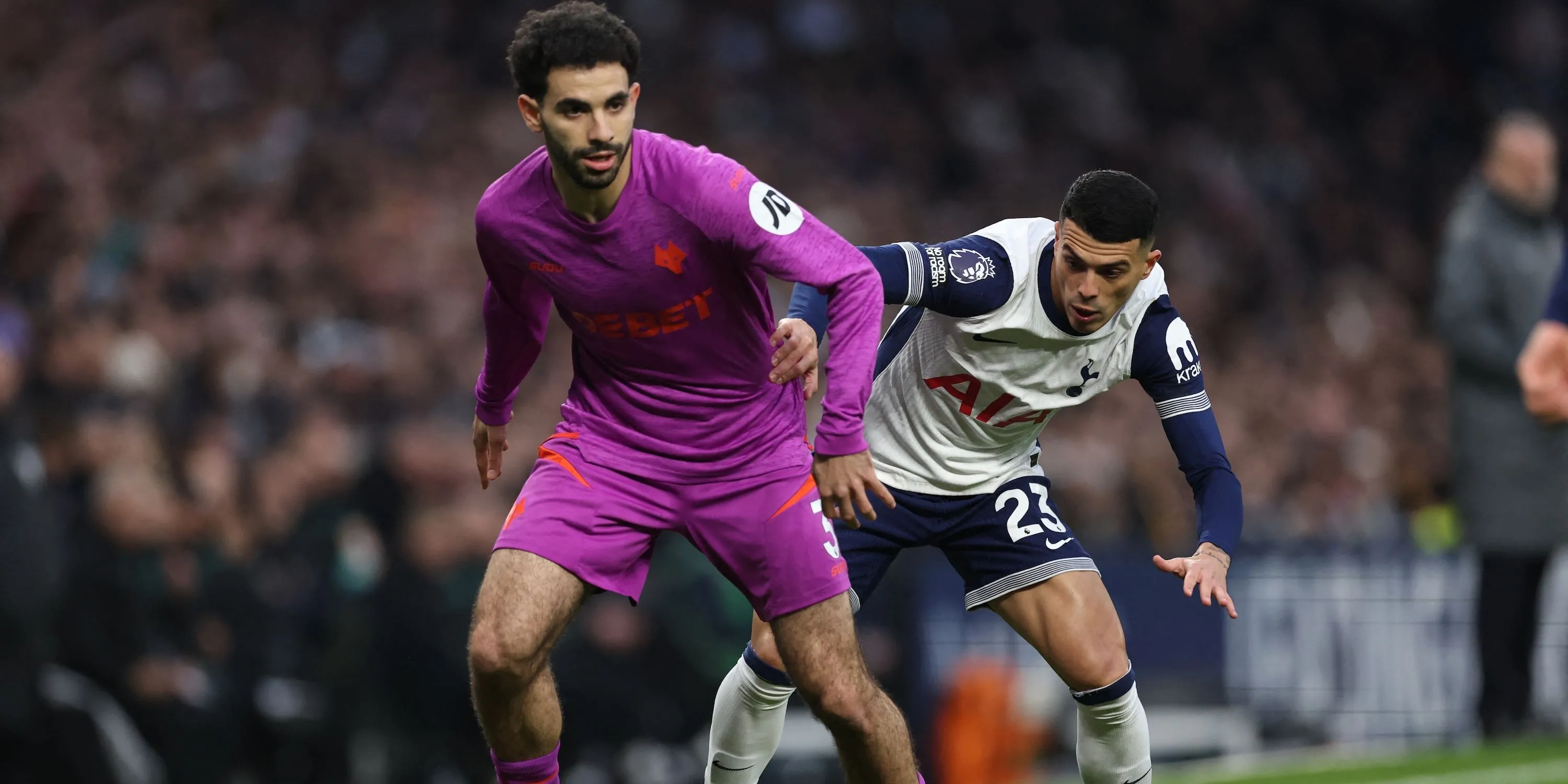 Rayan Ait-Nouri của Wolves tranh bóng với Pedro Porro của Tottenham