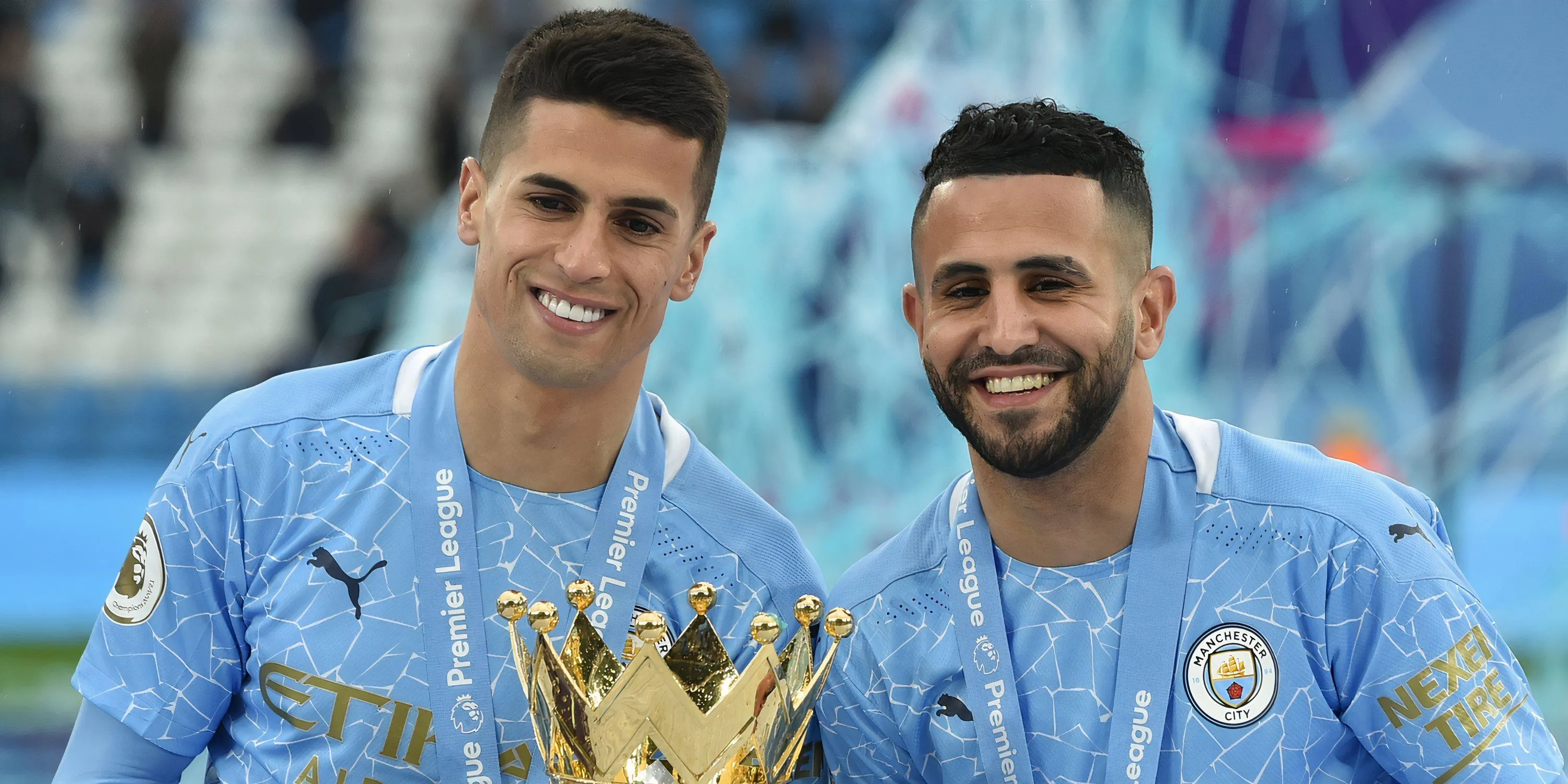 Riyad Mahrez ăn mừng chức vô địch Premier League cùng Man City