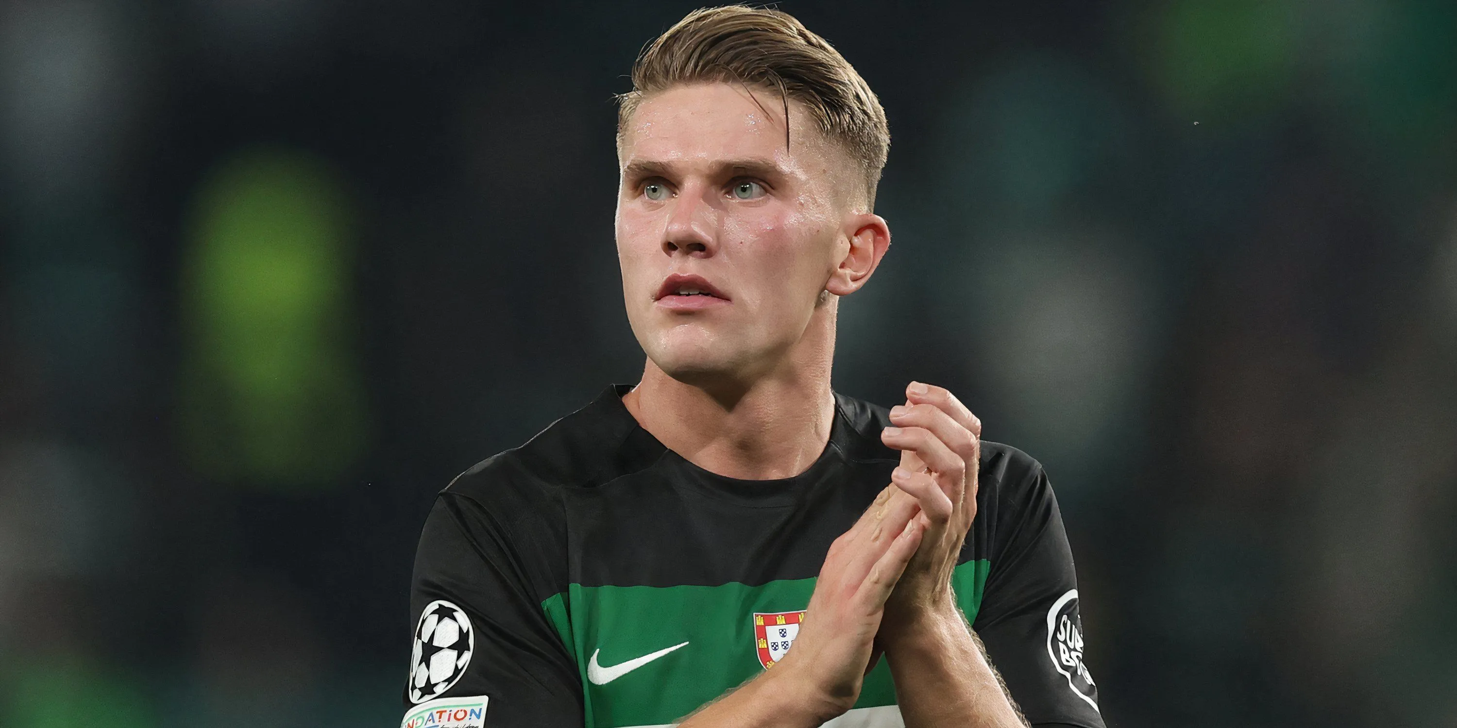Tiền đạo Viktor Gyokeres của Sporting CP vỗ tay cảm ơn người hâm mộ sau trận đấu Primeira Liga