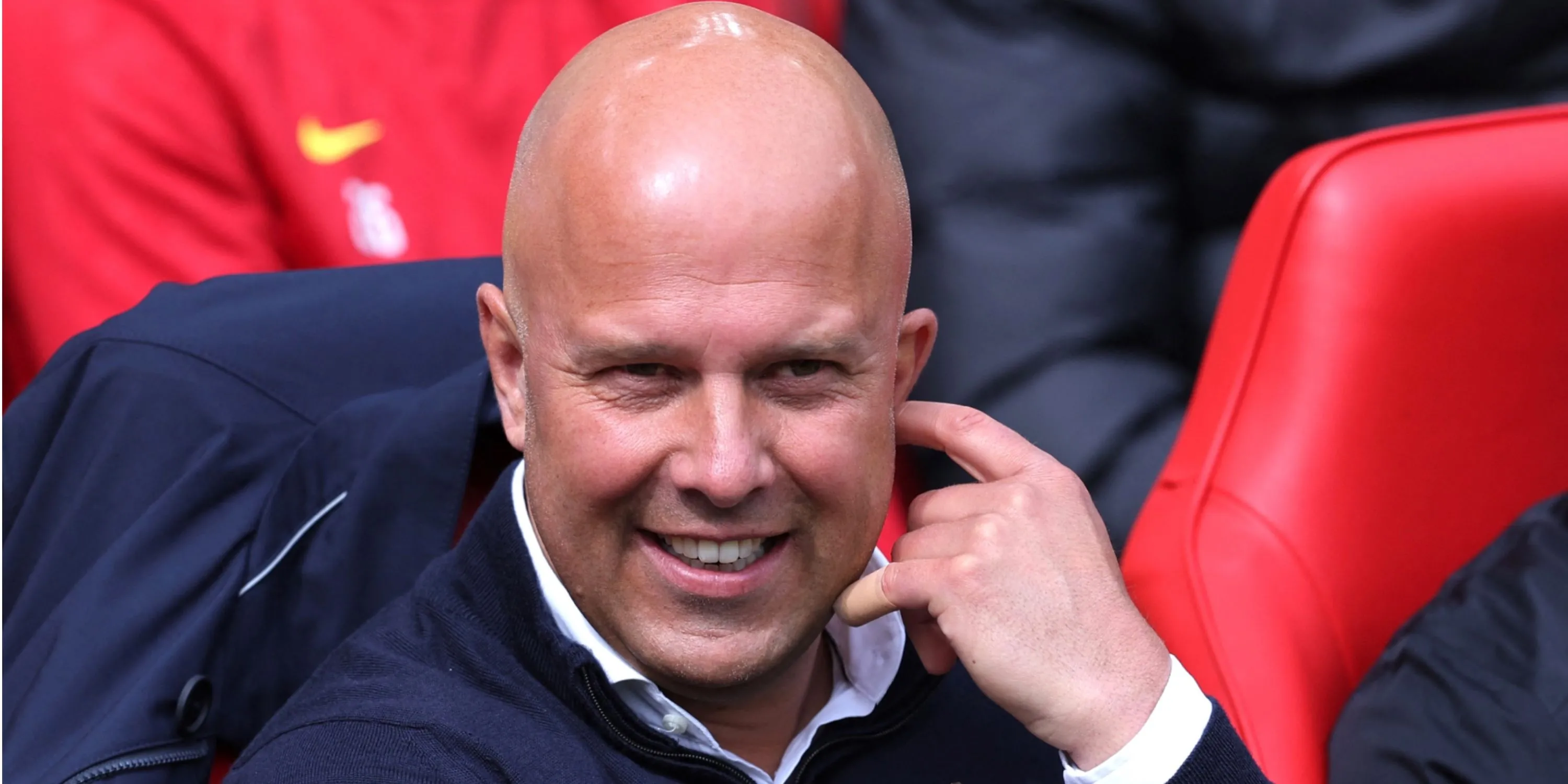 Arne Slot trên sân cỏ, được người hâm mộ Liverpool chào đón.