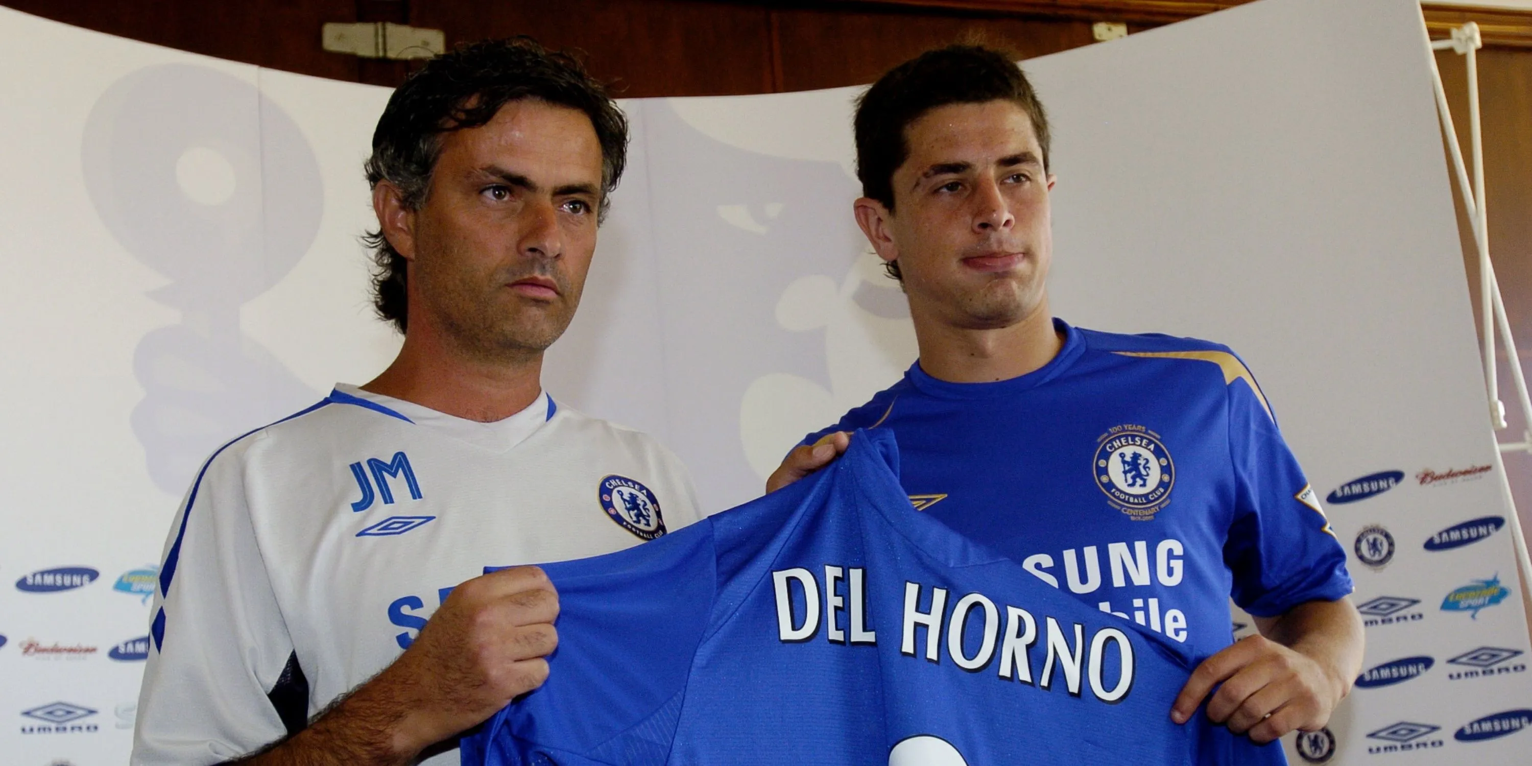 Asier Del Horno nhận thẻ đỏ trong màu áo Chelsea