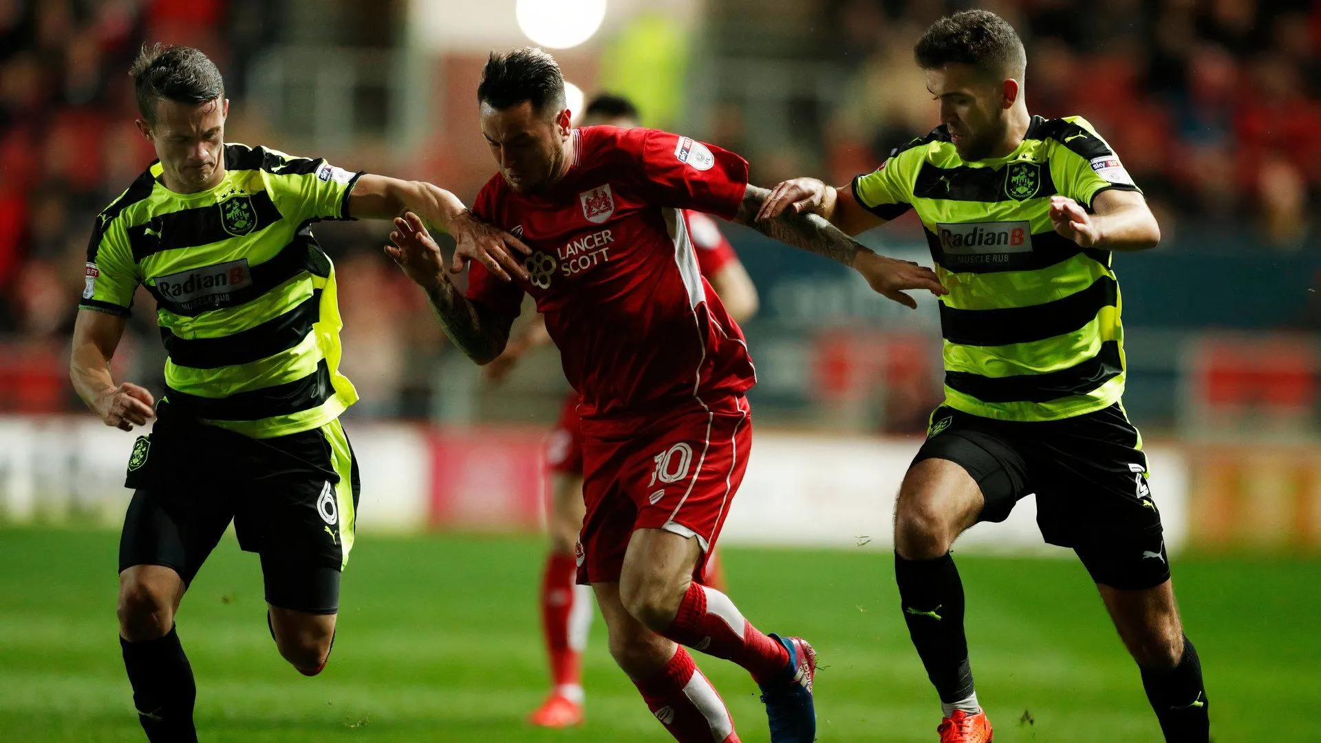 Cầu thủ Lee Tomlin trong màu áo Bristol City trên sân Ashton Gate.