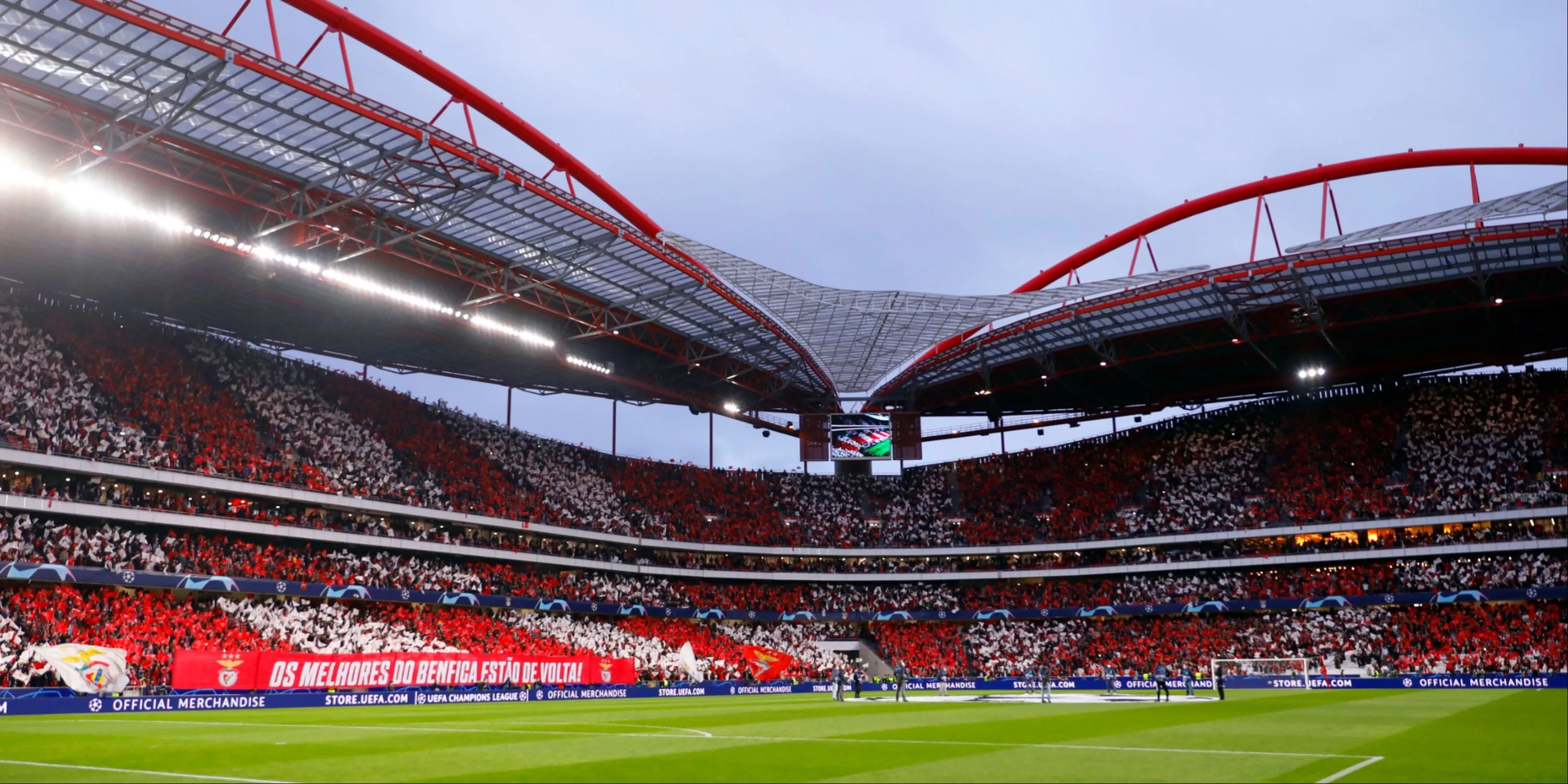 Estadio da Luz, sân nhà của Benfica ở Lisbon, Bồ Đào Nha, rực sáng dưới ánh đèn