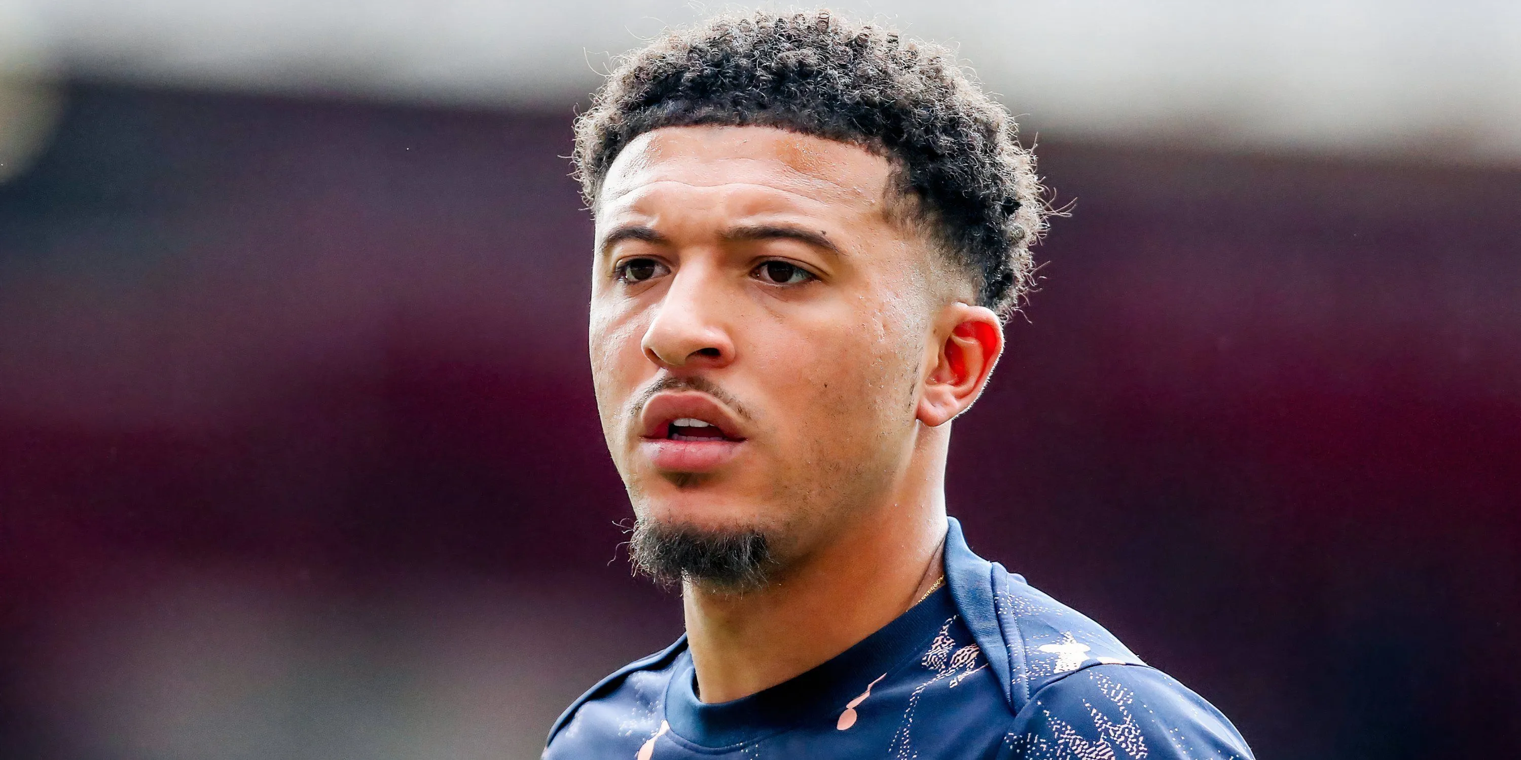 Jadon Sancho trong buổi khởi động trước trận đấu của Chelsea
