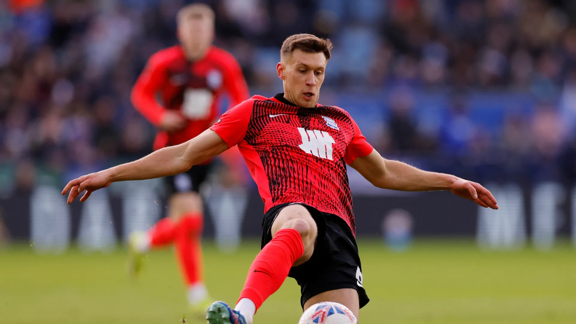 Krystian Bielik trong màu áo Birmingham City trên sân cỏ