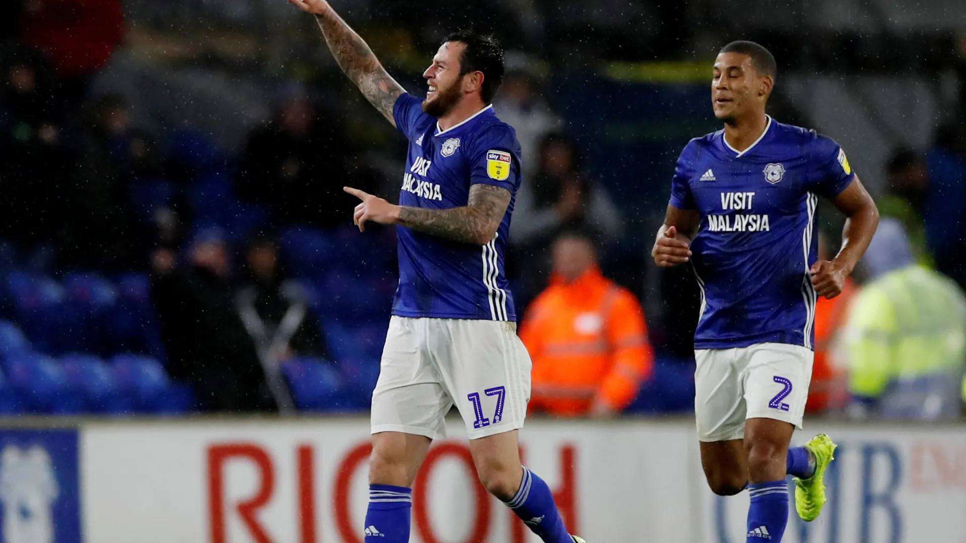 Lee Tomlin ăn mừng bàn thắng trong màu áo Cardiff City.