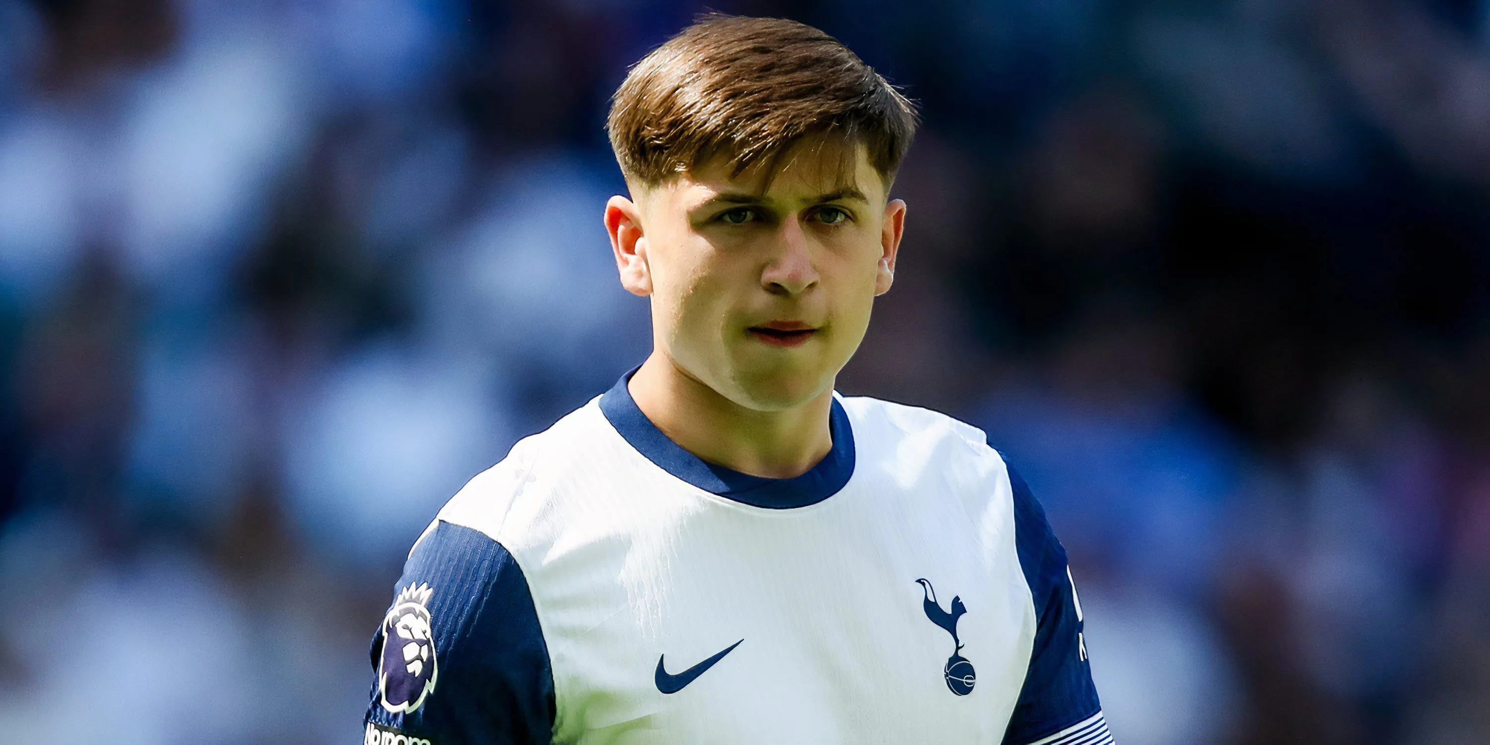 Mikey Moore trong màu áo Tottenham Hotspur thi đấu trên sân cỏ, thể hiện tài năng trẻ triển vọng của Spurs.