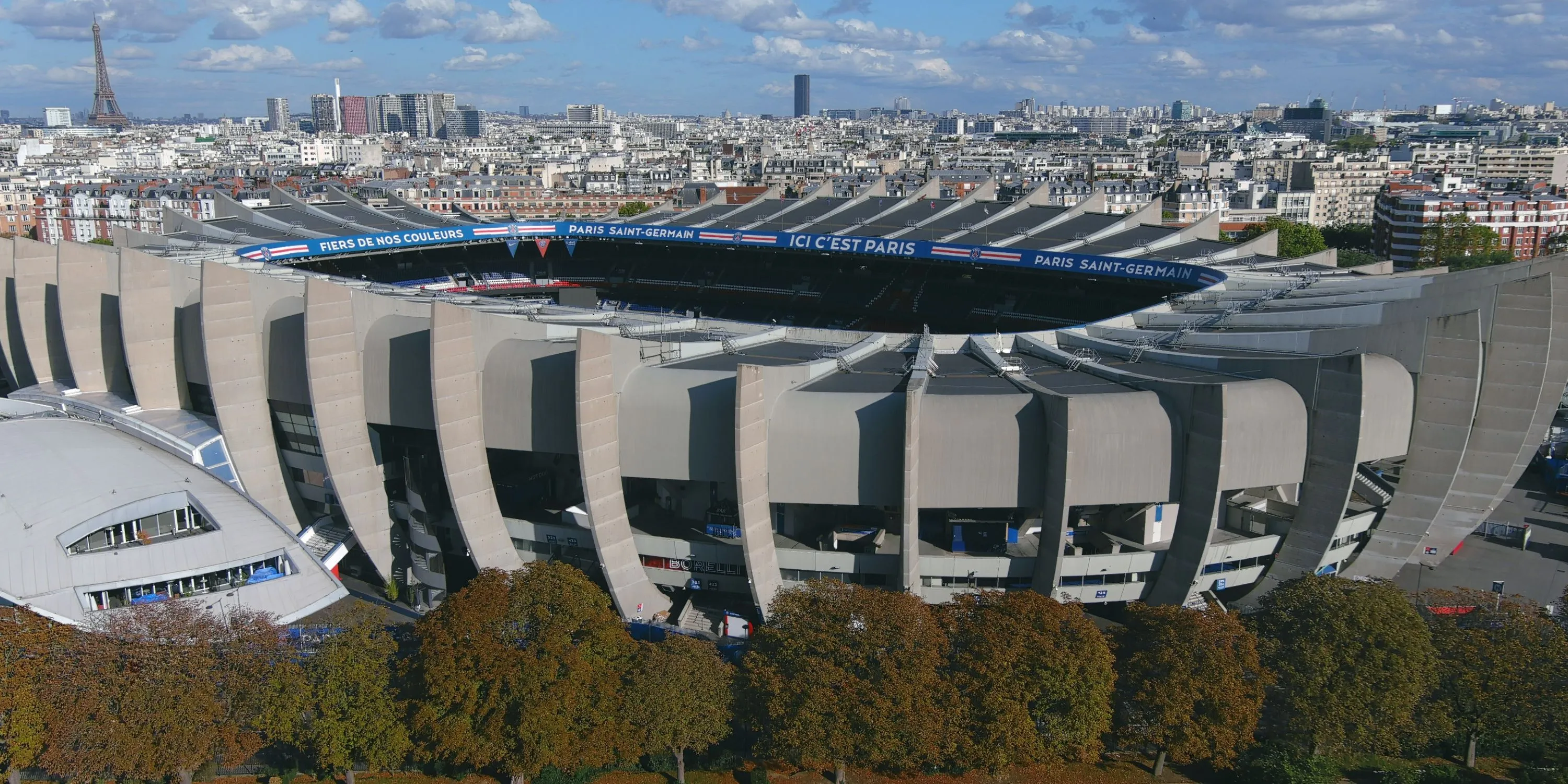 Parc des Princes, sân vận động của PSG ở Paris, Pháp với khán đài đông kín người hâm mộ