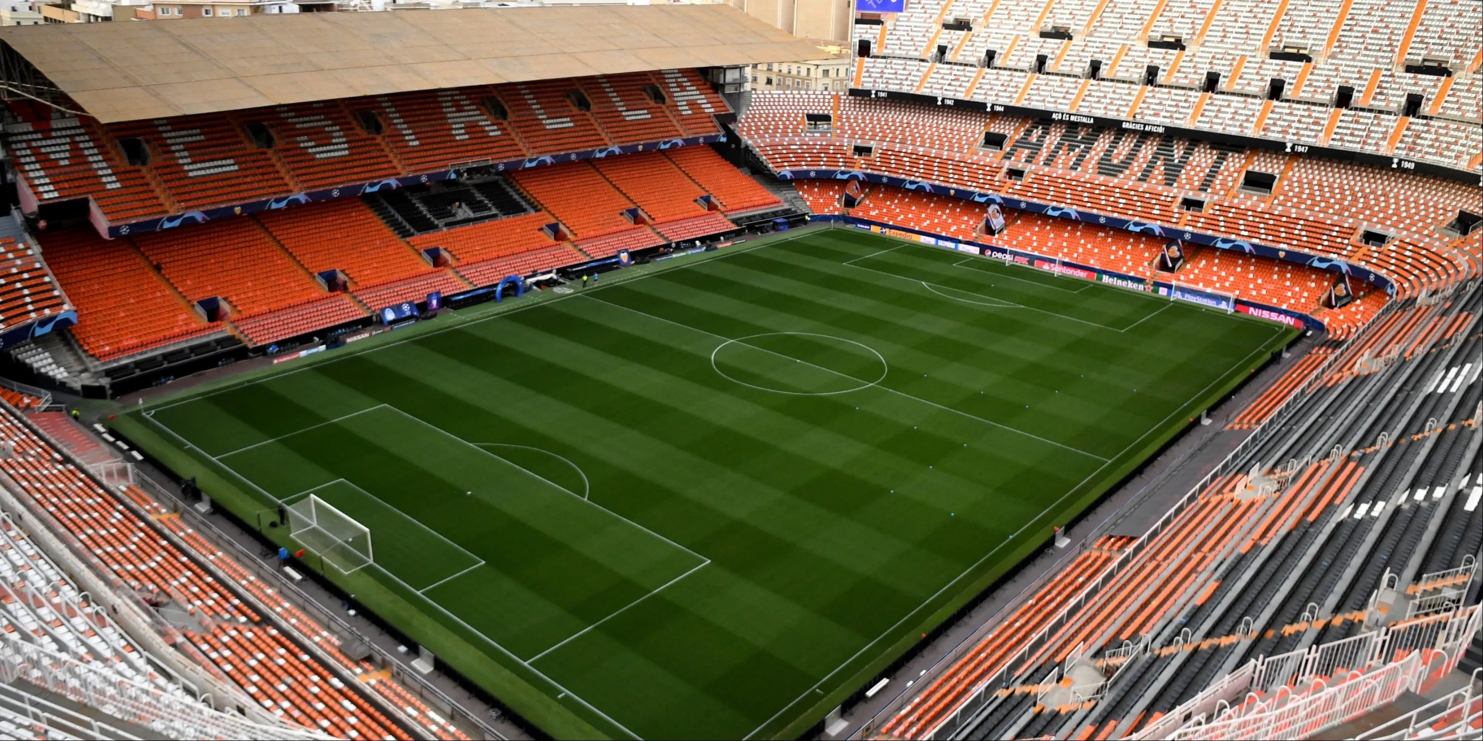 Sân vận động Mestalla của Valencia, Tây Ban Nha, với các hàng ghế dốc và kiến trúc cổ kính