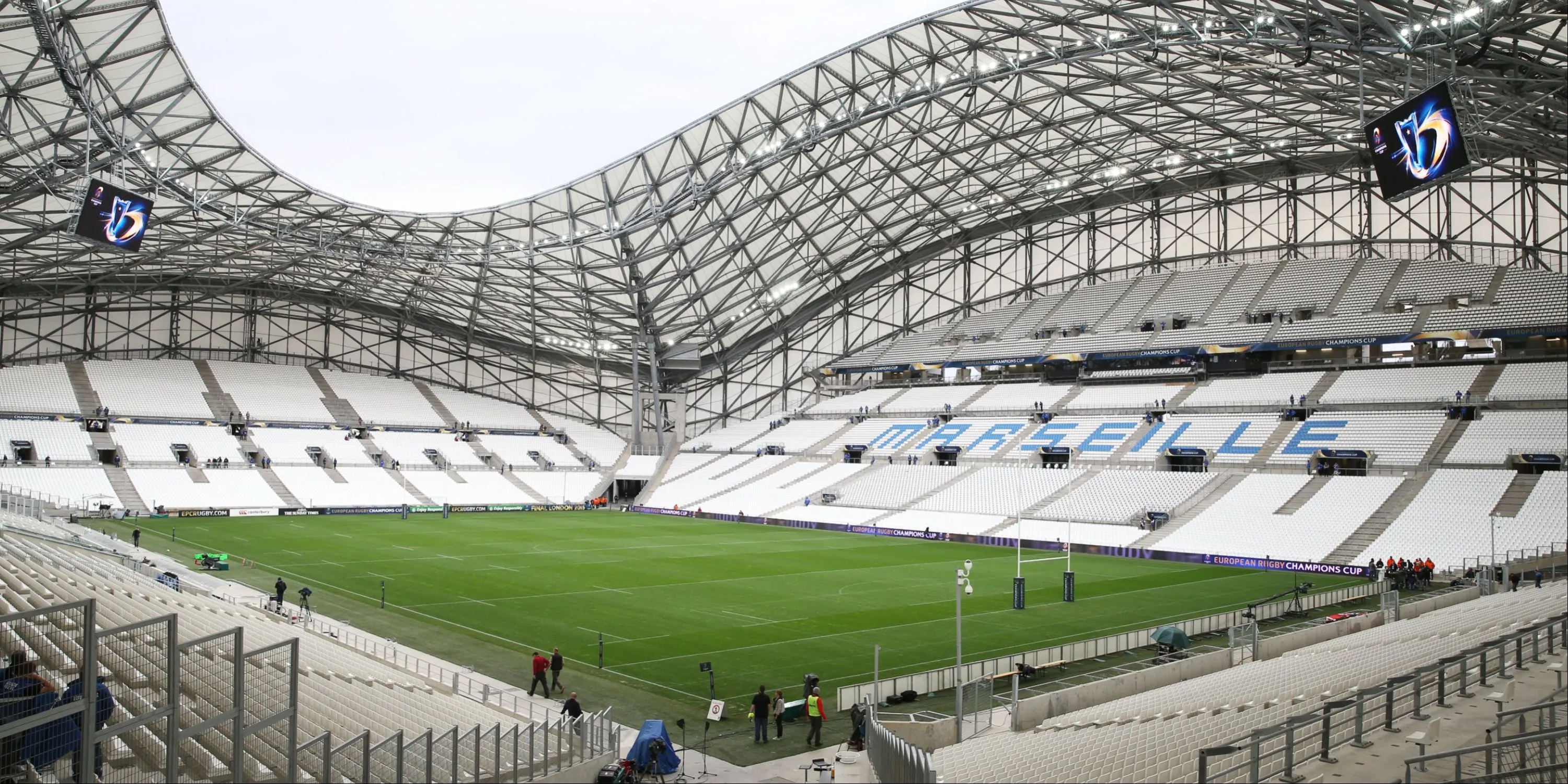 Sân vận động Stade Velodrome của Marseille, Pháp, với mái che đặc trưng và khán đài đầy ắp CĐV