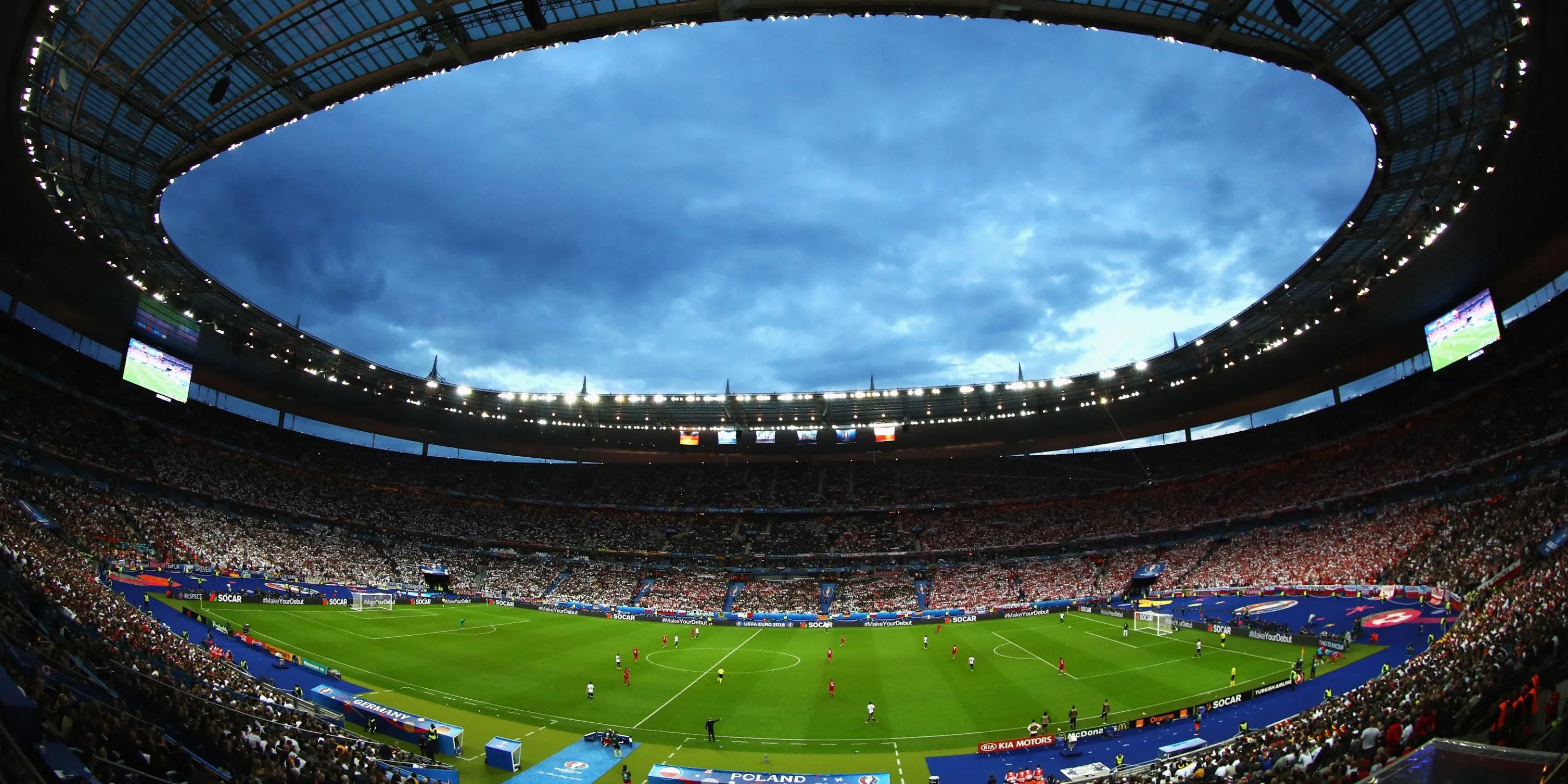 Stade de France, sân vận động quốc gia của Pháp, nhìn từ trên cao vào buổi tối