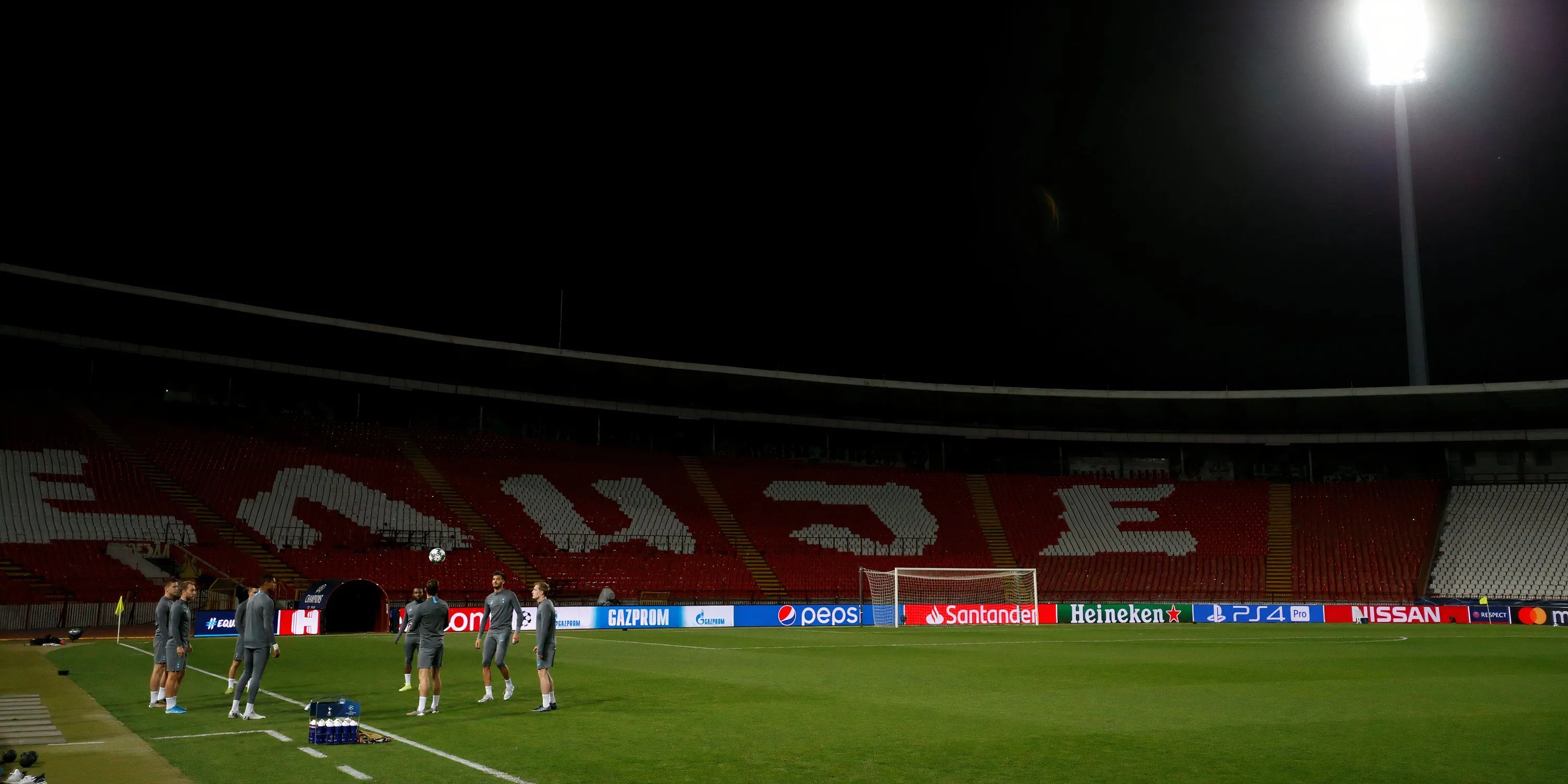 Stadion Rajko Mitic, sân nhà của Red Star Belgrade, với khán đài đầy ắp người hâm mộ
