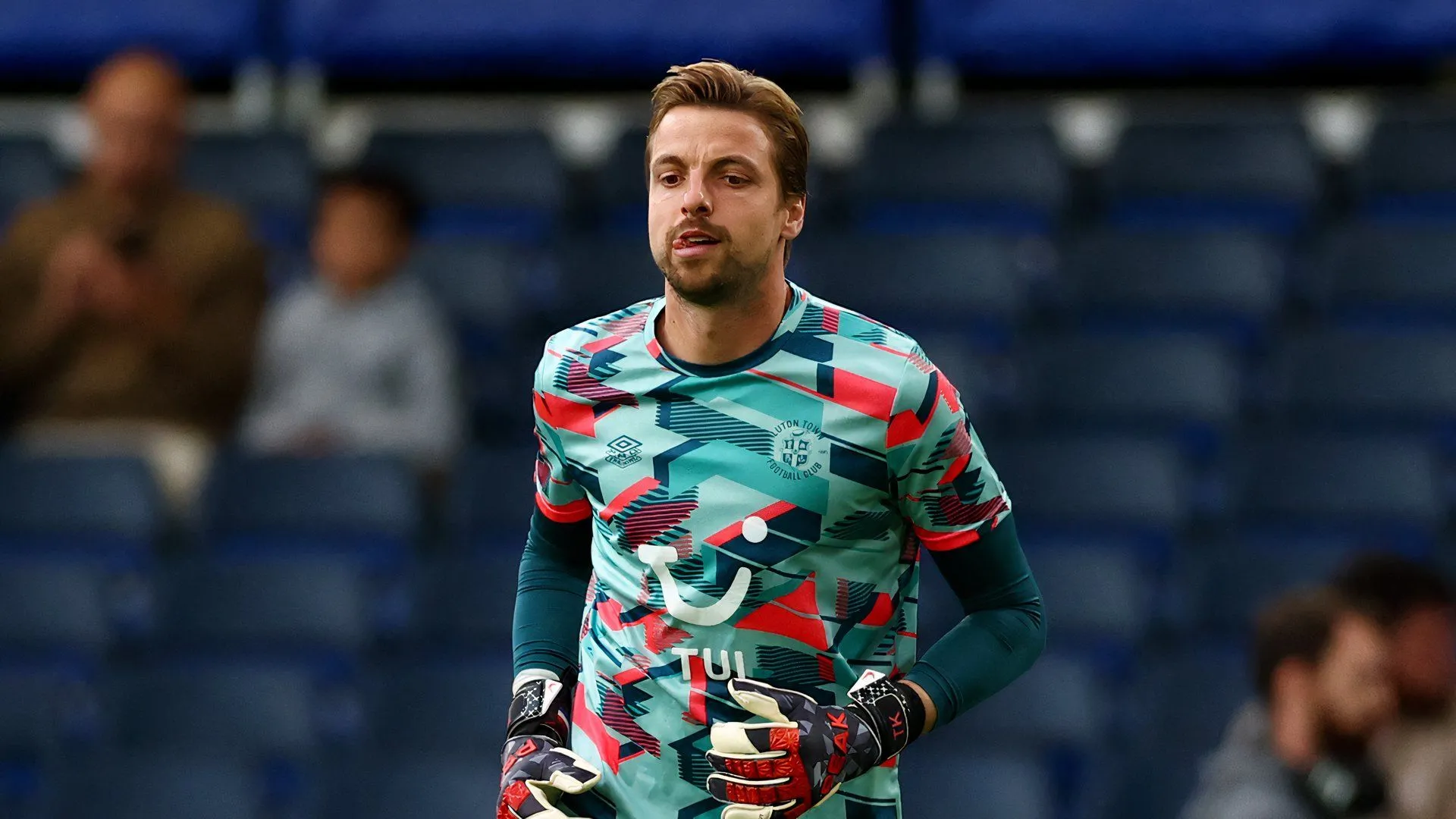 Thủ môn Tim Krul trong trang phục Luton Town đang thi đấu trên sân