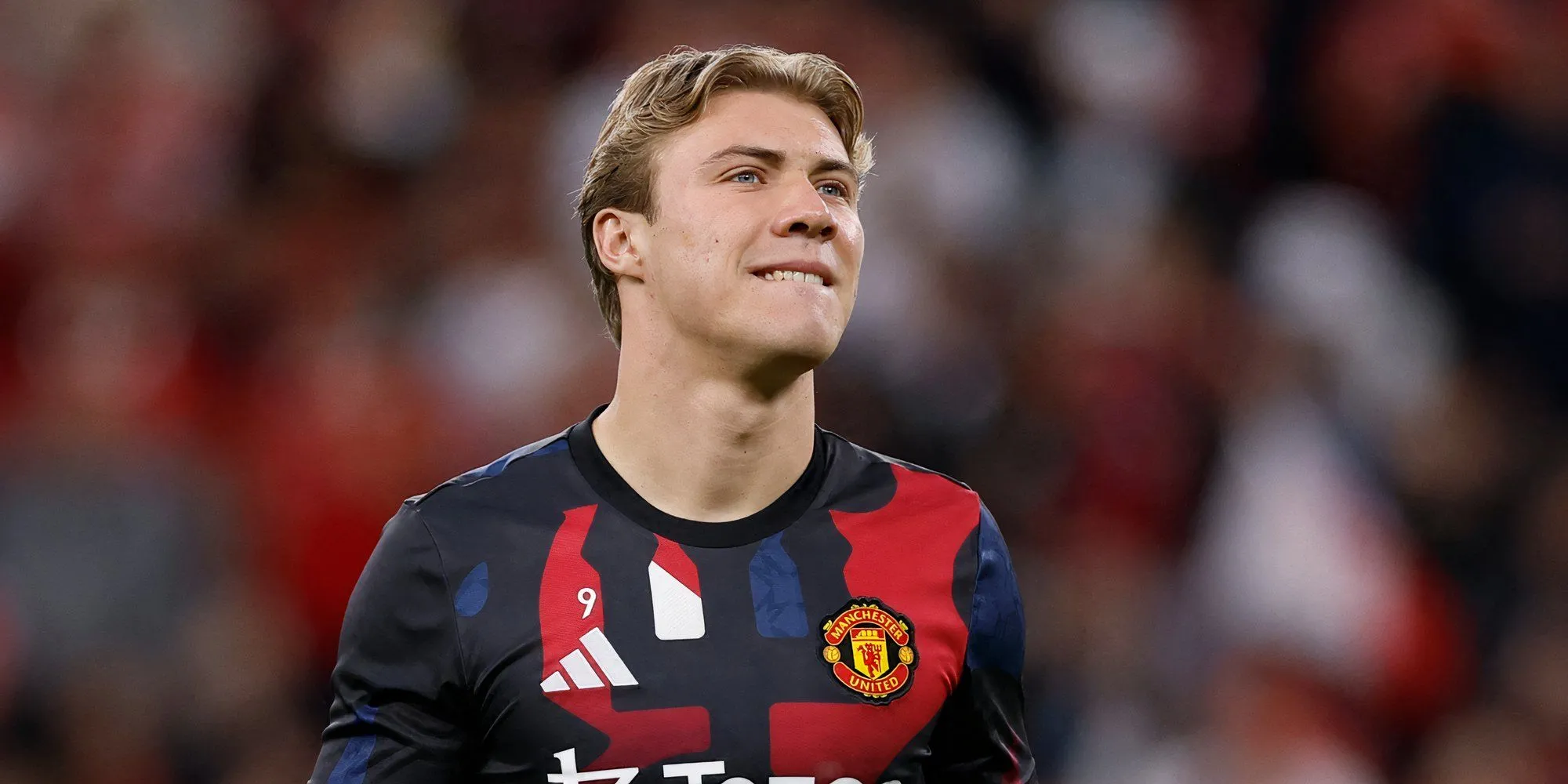 Tiền đạo Rasmus Hojlund trong màu áo Manchester United thể hiện sự quyết tâm