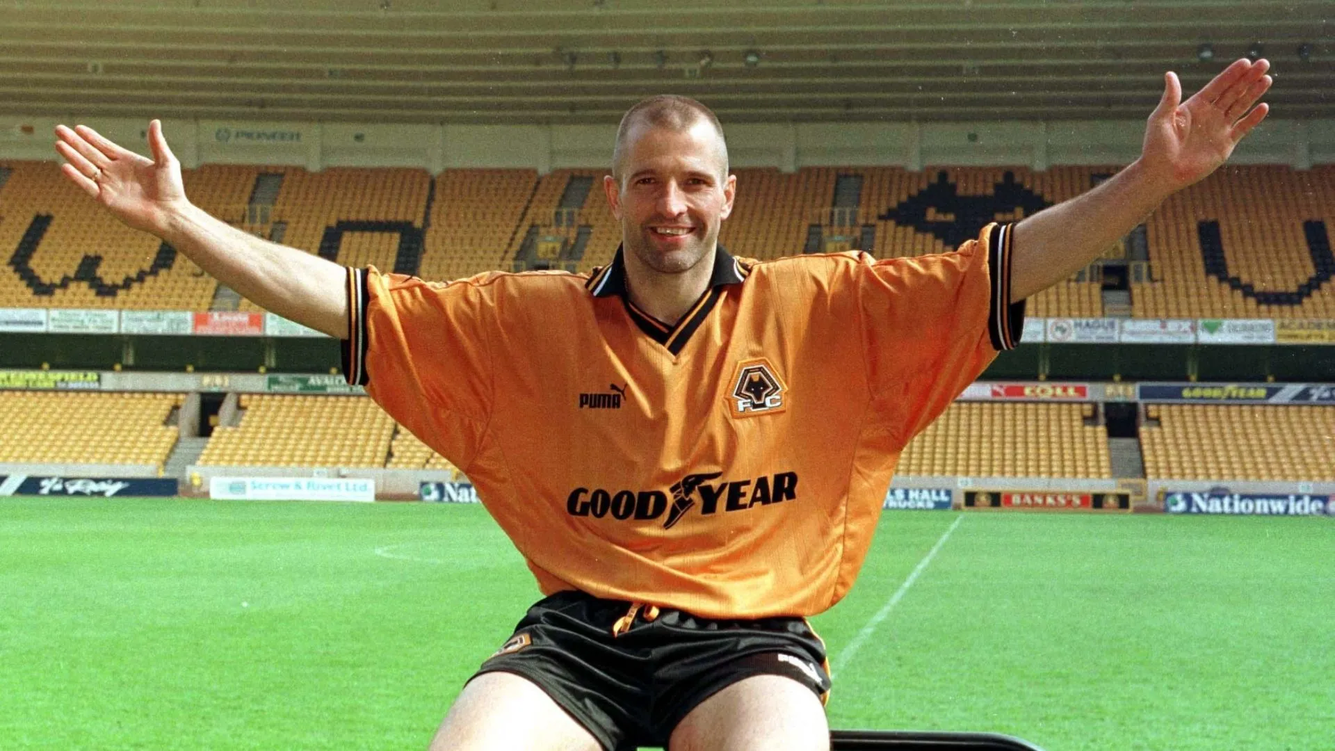 Tiền đạo Steve Bull sau khi chuyển đến Wolves từ West Brom