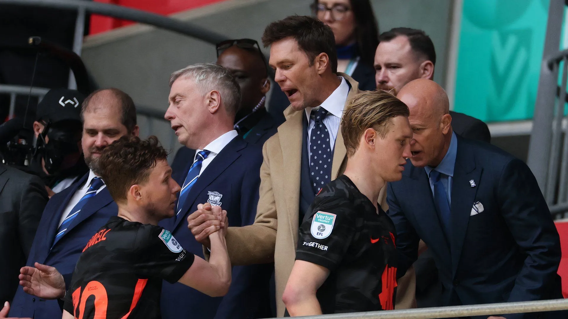 Tom Brady chụp ảnh cùng các cầu thủ Birmingham City