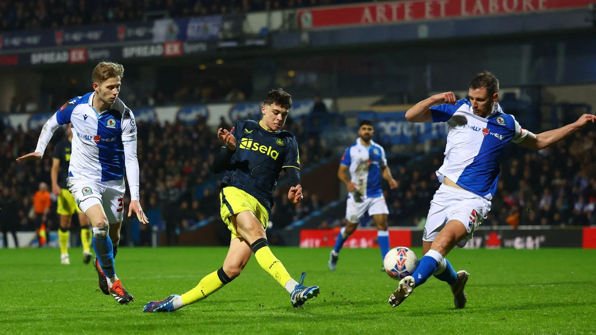 Trung vệ Dominic Hyam thi đấu chắc chắn cho Blackburn Rovers