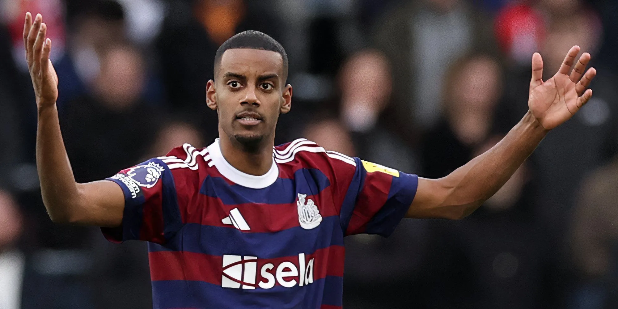 Alexander Isak trong màu áo Newcastle United thể hiện giọng nói tiếng Anh bất ngờ