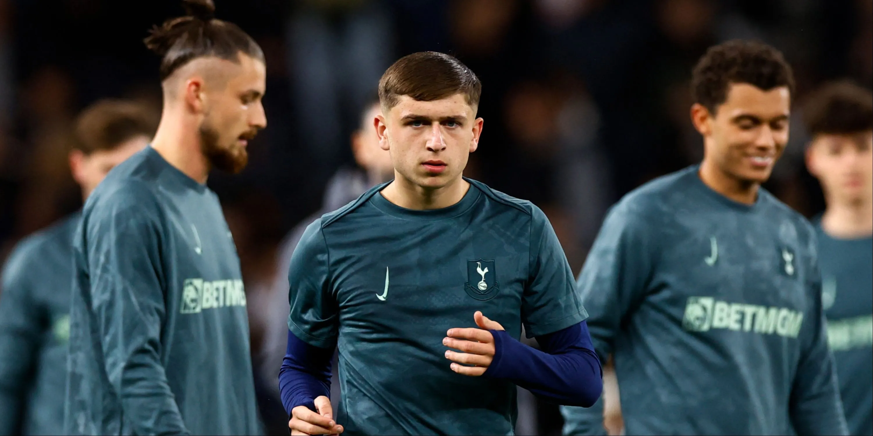 Chân dung cầu thủ trẻ Mikey Moore của Tottenham Hotspur.