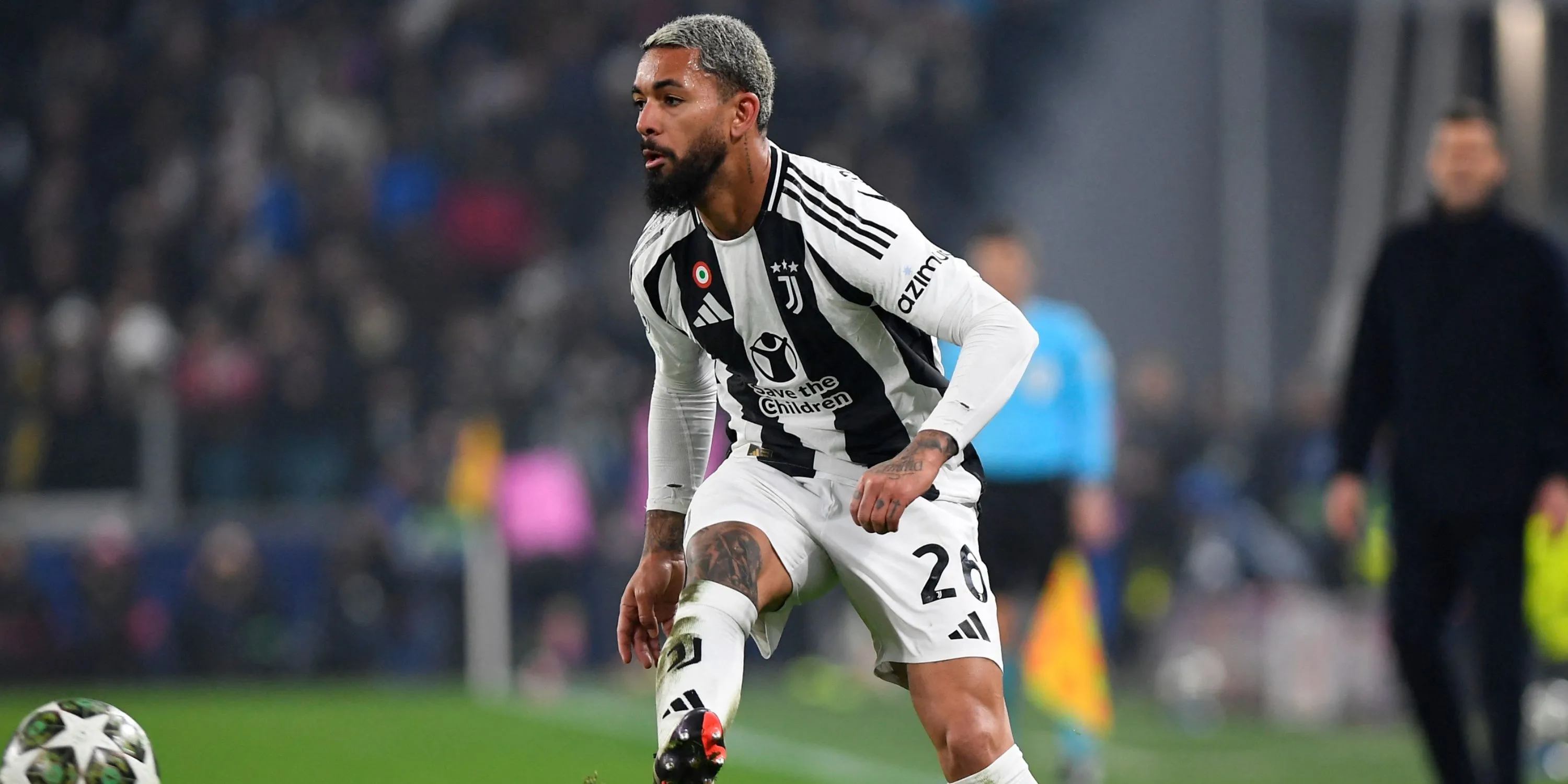 Douglas Luiz trong trận đấu tại Champions League, một mục tiêu chuyển nhượng tiềm năng của Everton