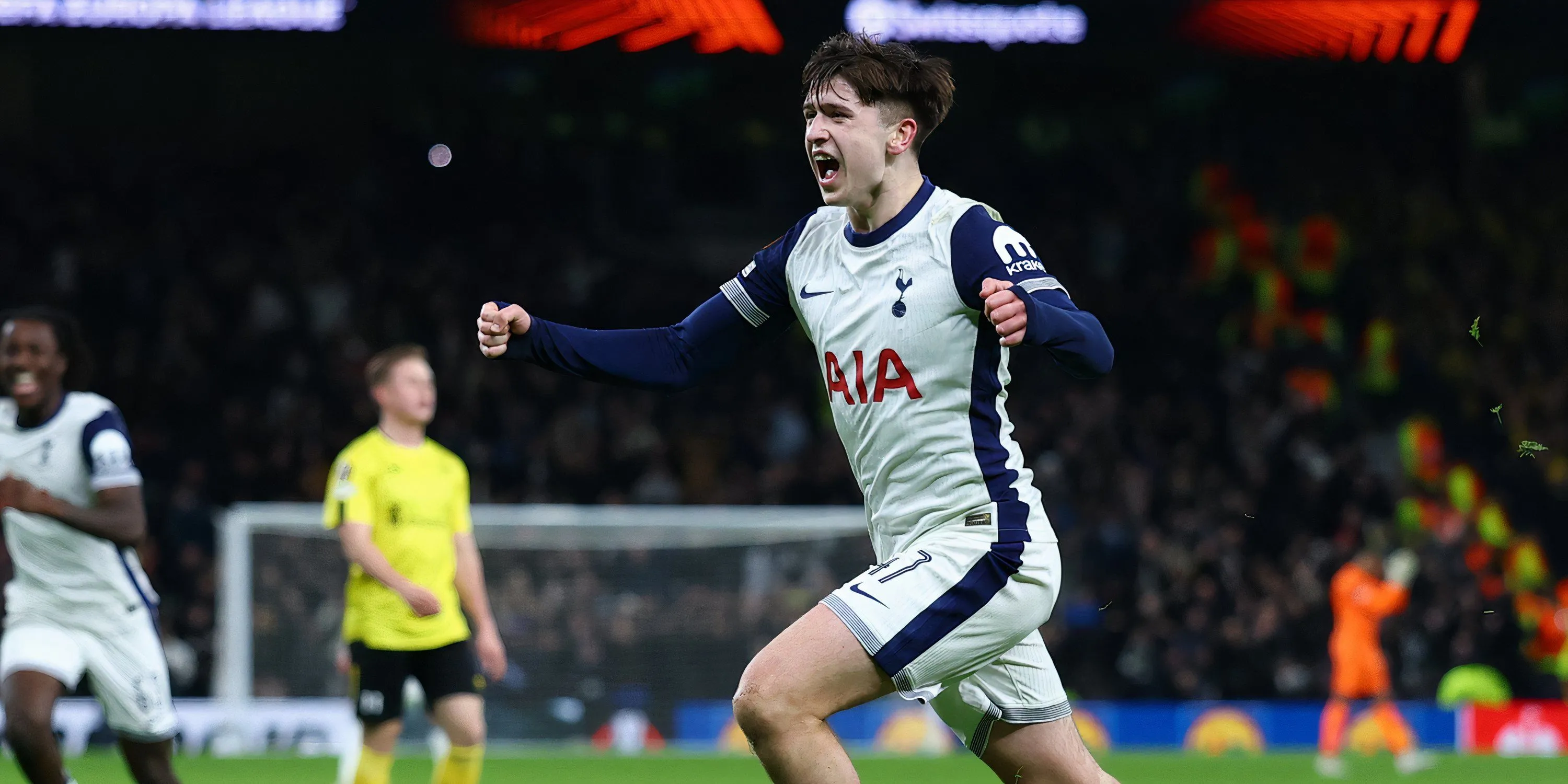 Hình ảnh Mikey Moore trong màu áo Tottenham Hotspur thi đấu tại Europa League.