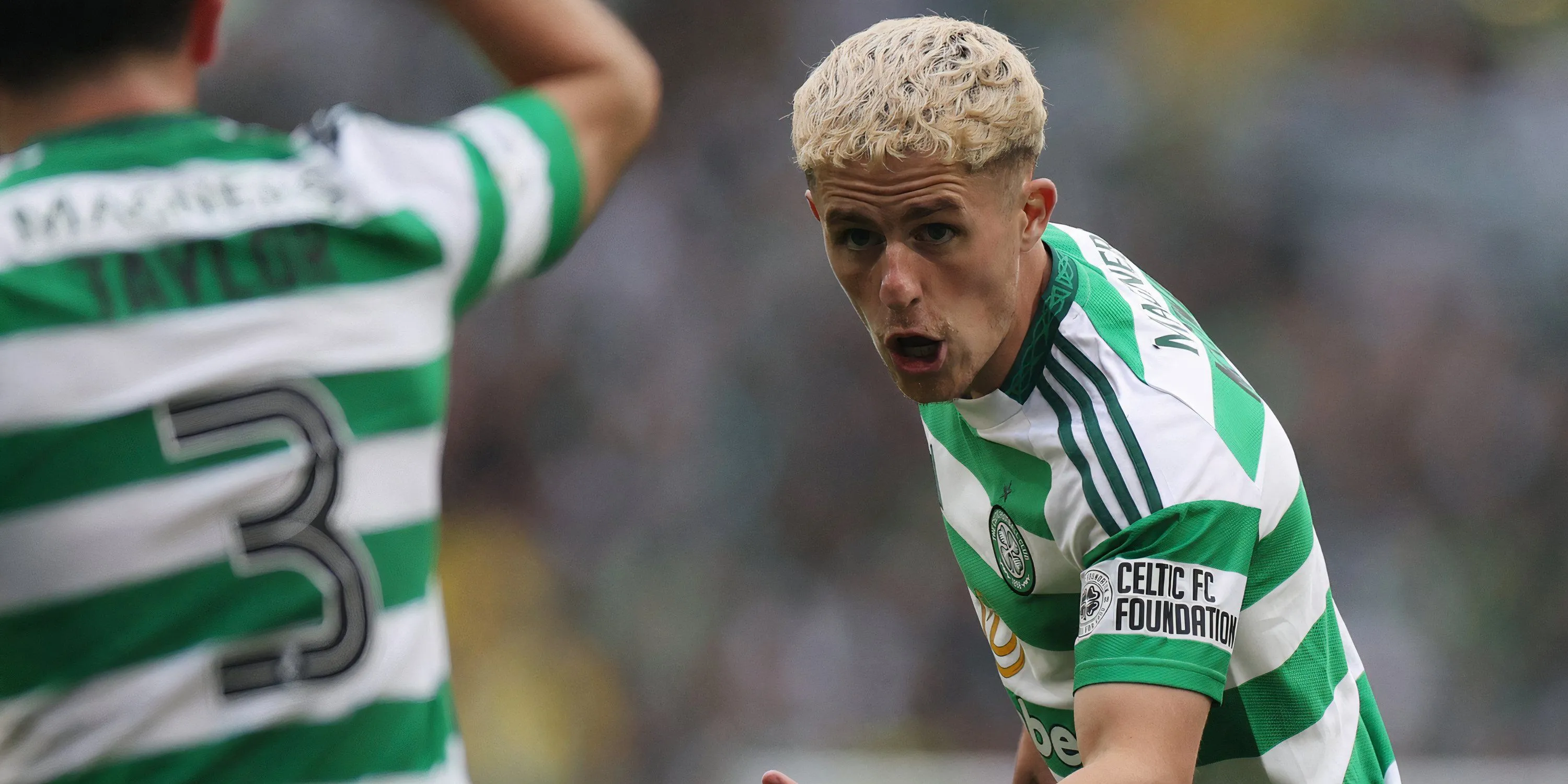 Luke McCowan ăn mừng bàn thắng duy nhất cho Celtic trước St Mirren
