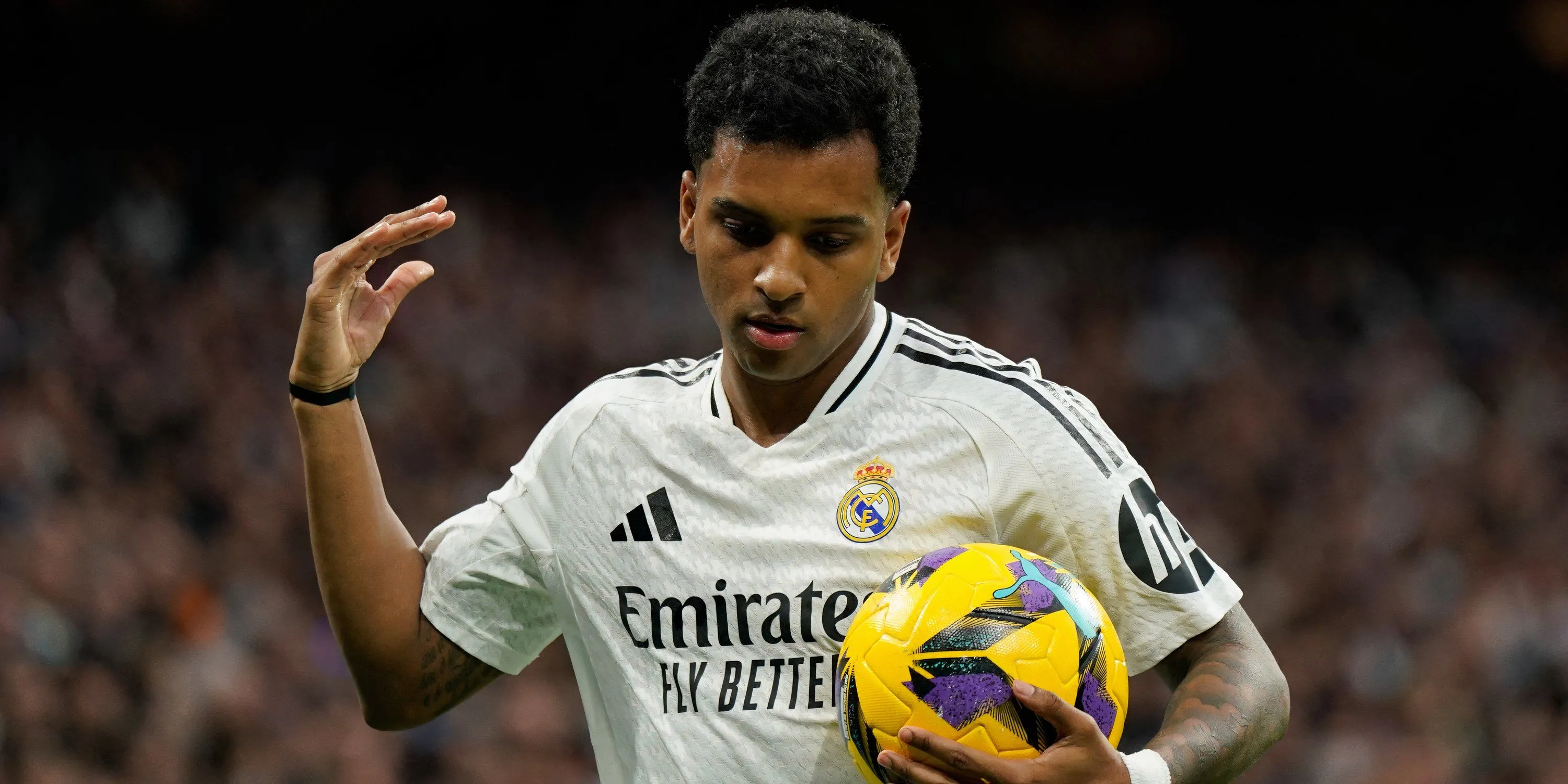 Rodrygo của Real Madrid đang thi đấu trên sân cỏ