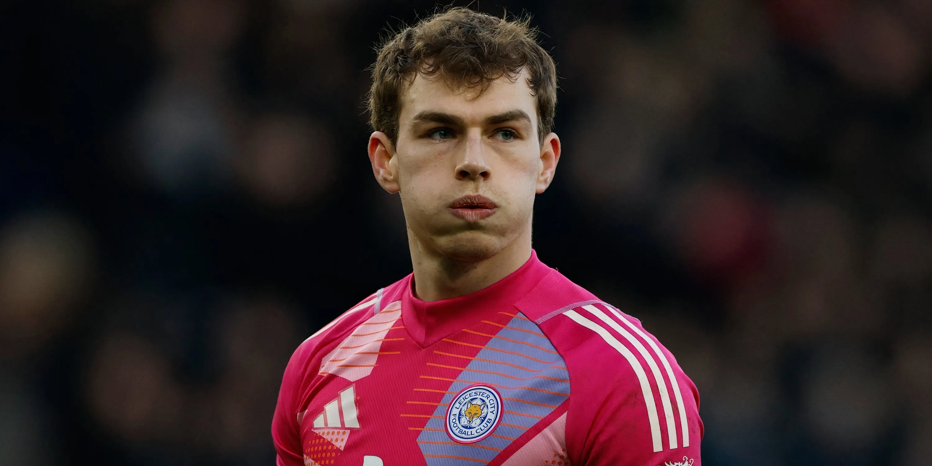 Thủ môn Mads Hermansen trong màu áo Leicester City tại Premier League, người được West Ham quan tâm.