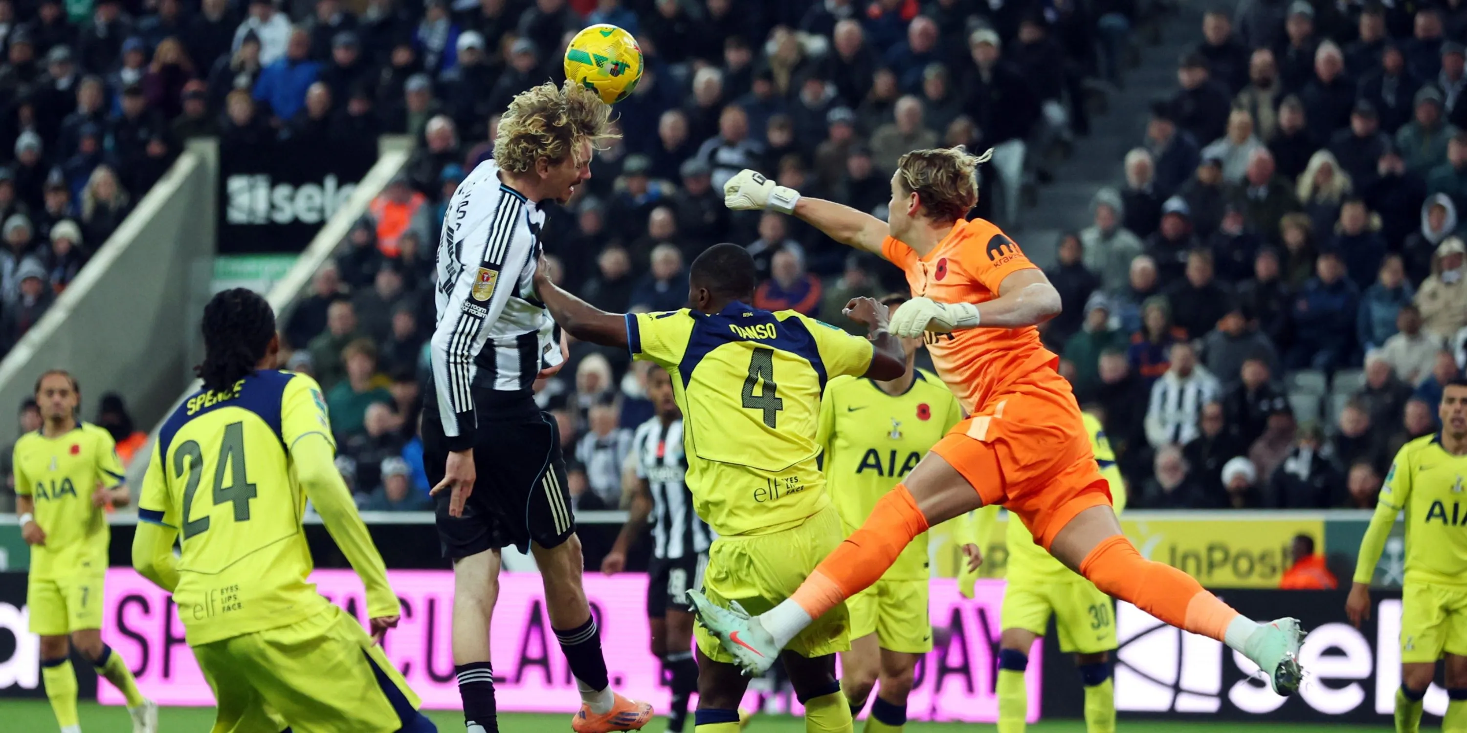 Antonin Kinsky trong tình huống bị chỉ trích dẫn tới bàn thua của Tottenham