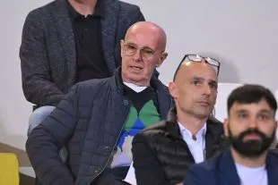Arrigo Sacchi quan sát trận Siêu cúp Nữ AS Roma vs Fiorentina 2024, hình ảnh thể hiện thái độ điềm tĩnh và trải nghiệm của cựu HLV