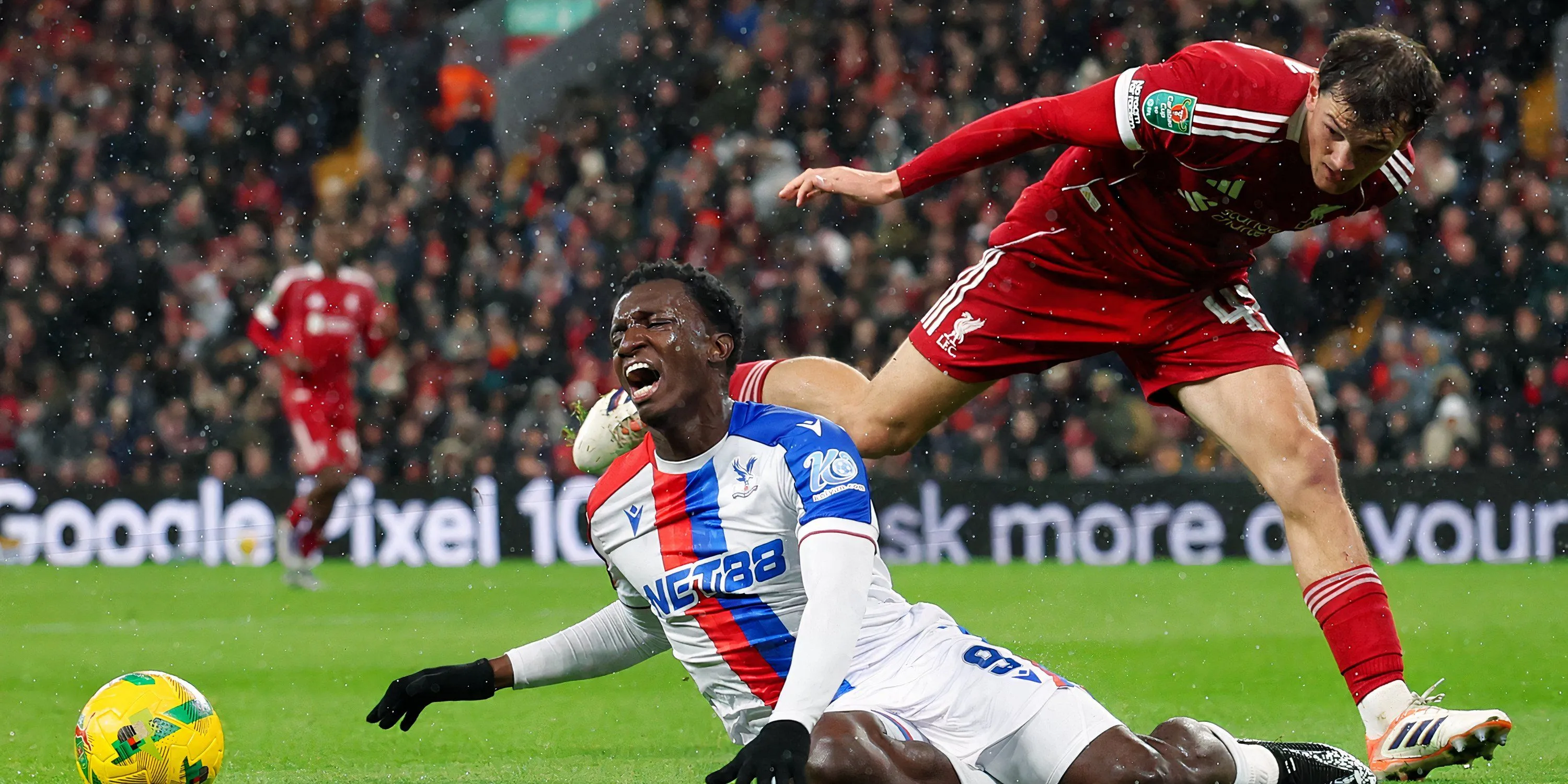 Calvin Ramsay tranh chấp và hỗ trợ phòng ngự cho Liverpool trong trận đấu với Palace