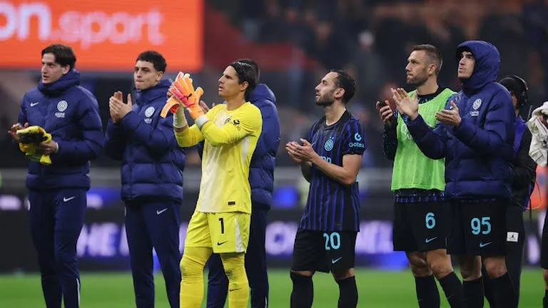 Cầu thủ Inter ăn mừng chiến thắng giúp đội kém ngôi đầu Serie A 3 điểm, San Siro là điểm tựa cho phong độ ổn định