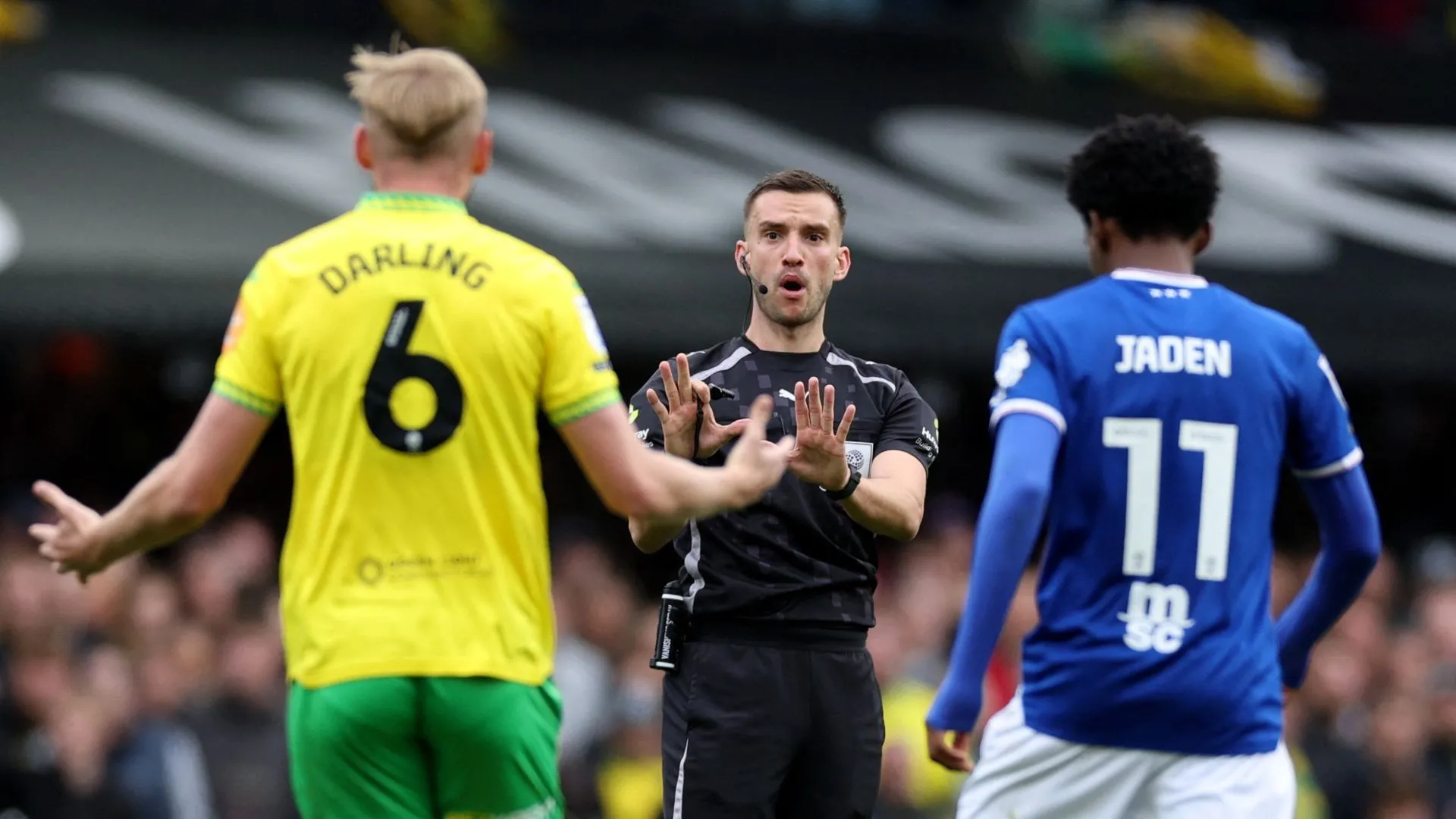Cầu thủ Norwich chịu áp lực trong trận derby sân nhà