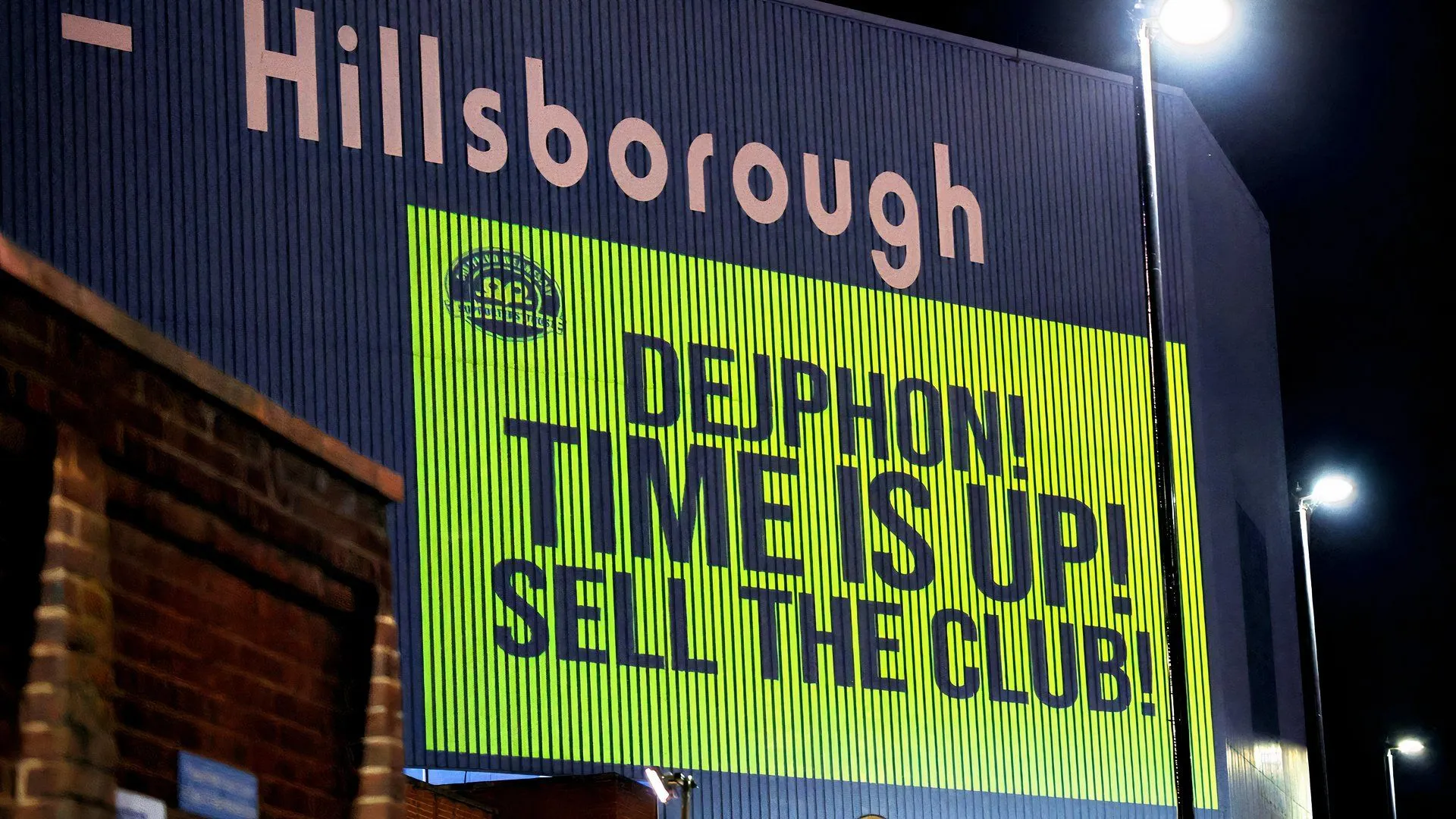 Cổ động viên biểu tình phản đối Dejphon Chansiri bên ngoài sân, thể hiện sự bức xúc của người hâm mộ Sheffield Wednesday