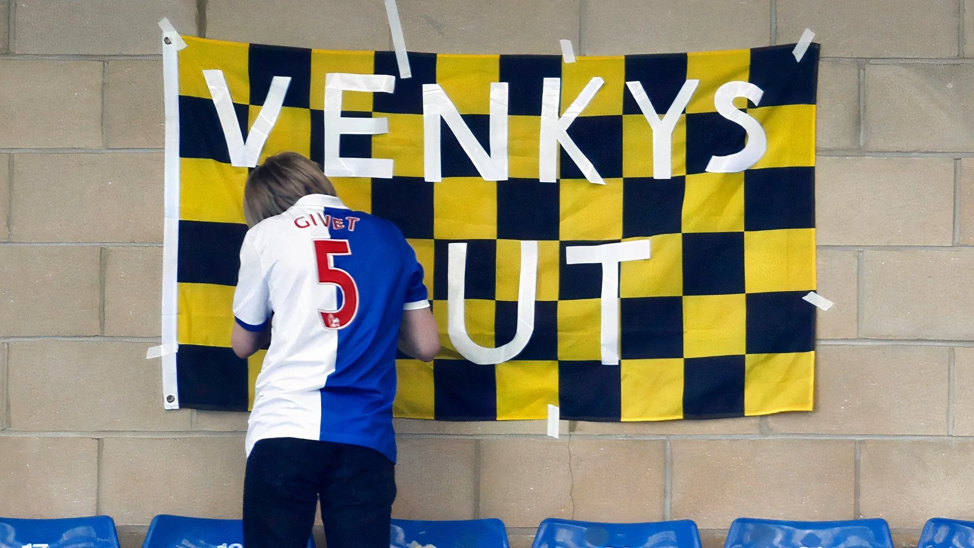 Cổ động viên Blackburn Rovers phản đối chủ sở hữu trước đây với biểu ngữ phản ánh khủng hoảng sở hữu