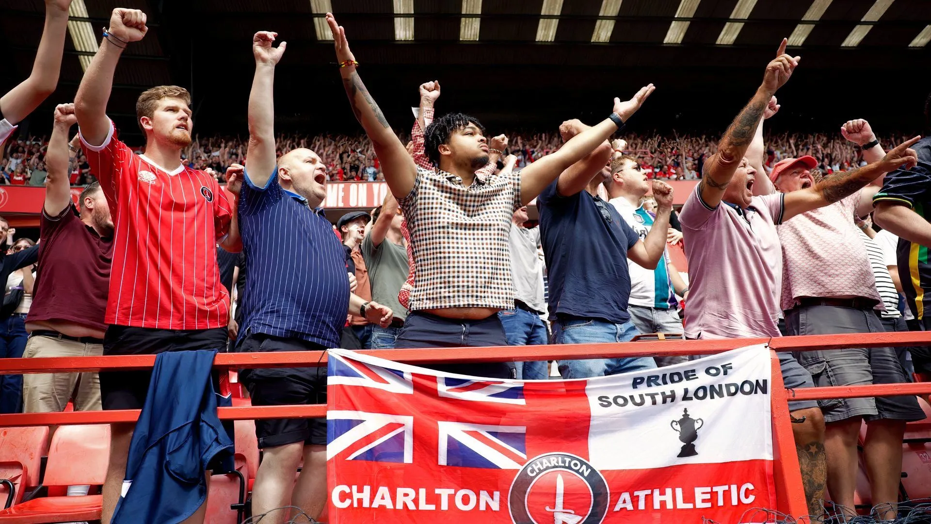 Cổ động viên Charlton Athletic trên khán đài The Valley, biểu tượng của cộng đồng địa phương