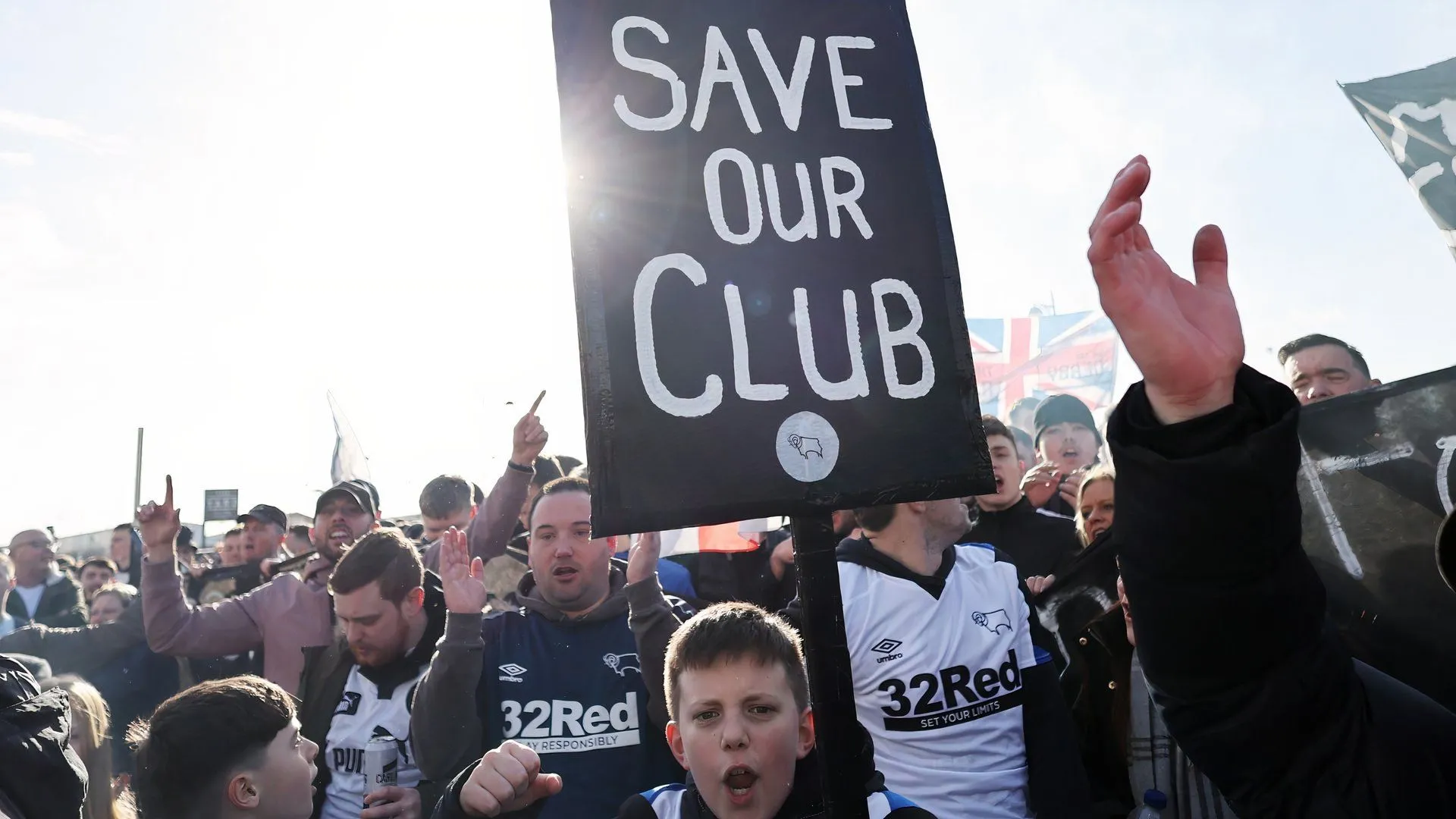 Cổ động viên Derby tụ tập ủng hộ chiến dịch &quot;Save Derby County&quot;