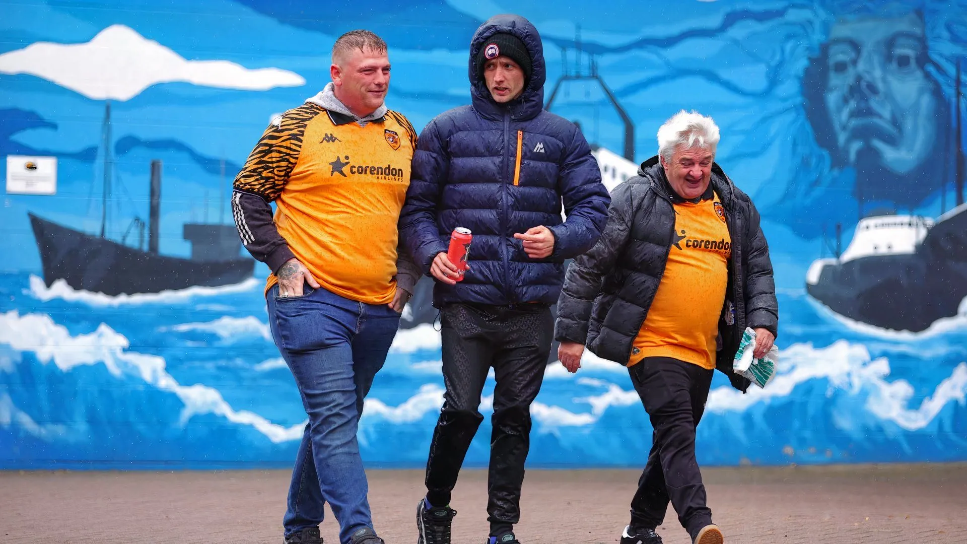 Cổ động viên Hull City trên khán đài MKM Stadium, phản ánh niềm tin vào quá trình hồi sinh của đội bóng