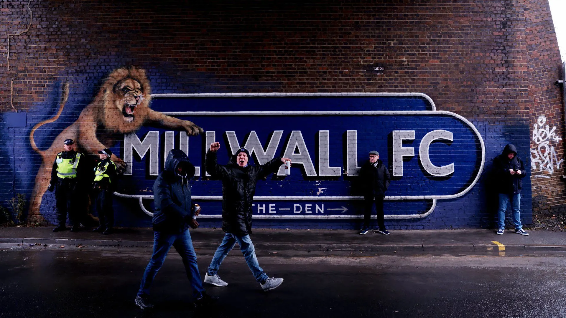 Cổ động viên Millwall tạo bầu không khí căng thẳng tại The Den
