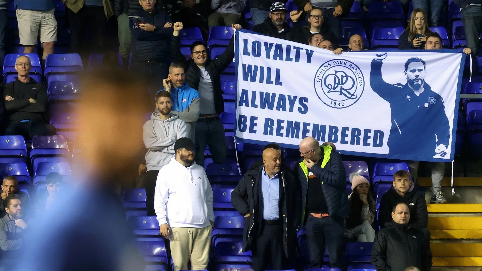 Cổ động viên QPR trên khán đài, tiếp lửa cho đội bóng trong hành trình ở Championship