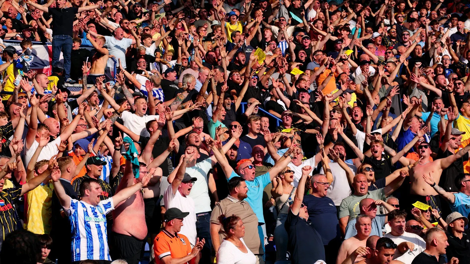 Cổ động viên Sheffield Wednesday ăn mừng hy vọng mới khi CLB có thể trả lương đúng hạn