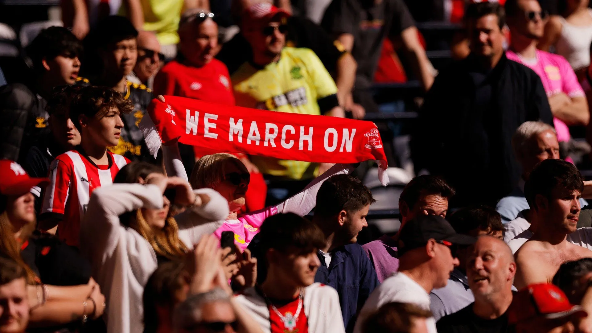 Cổ động viên Southampton thể hiện sự không hài lòng tại St. Mary's