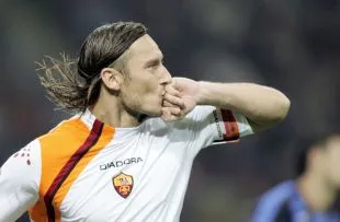 Francesco Totti ăn mừng khoảnh khắc vinh quang cùng AS Roma, biểu tượng số 10 được Spalletti chọn vào đội hình xuất sắc nhất