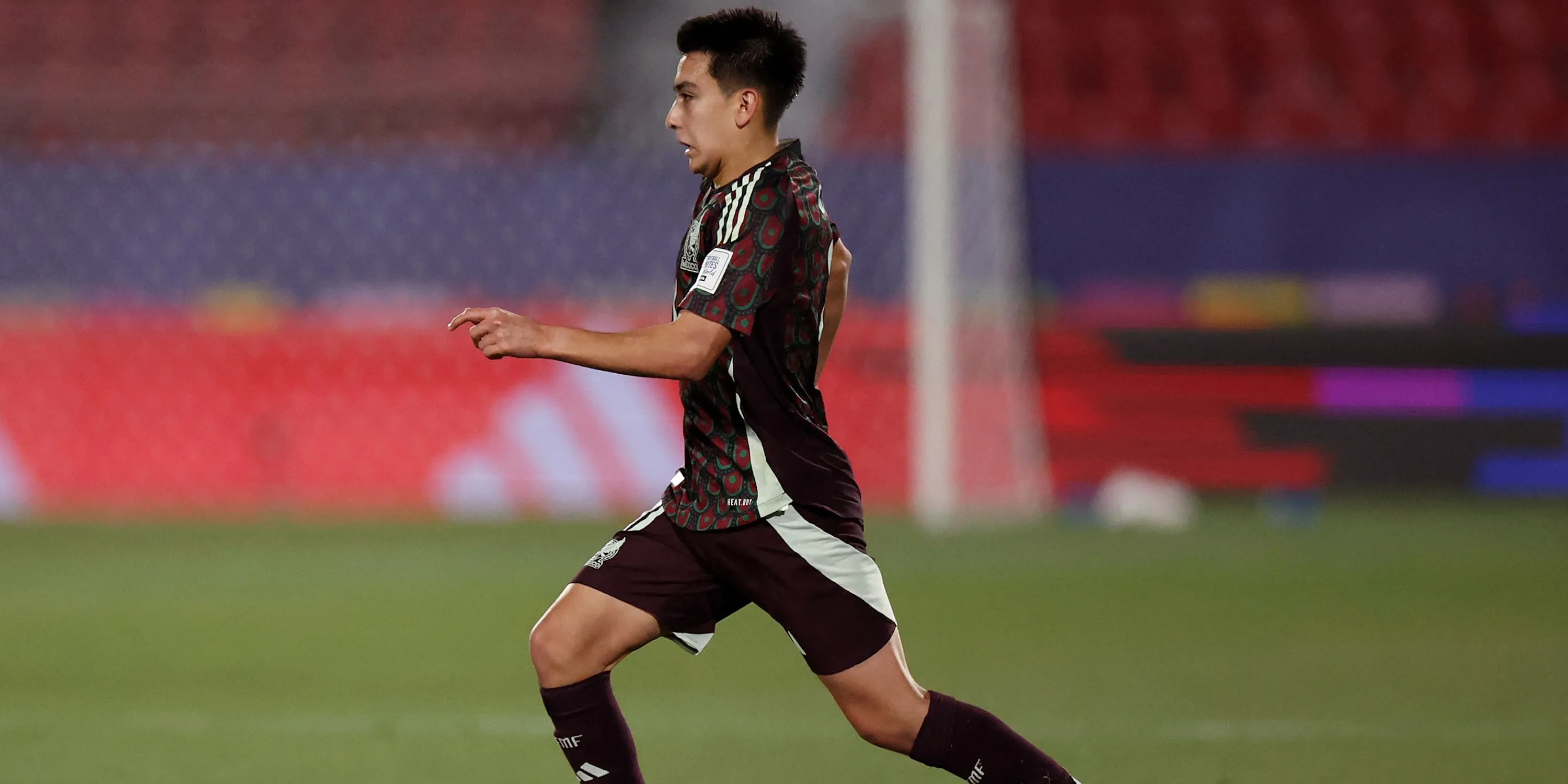 Gilberto Mora của Mexico trong màu áo Tijuana thi đấu tại giải U20, nổi bật bằng những màn trình diễn ấn tượng