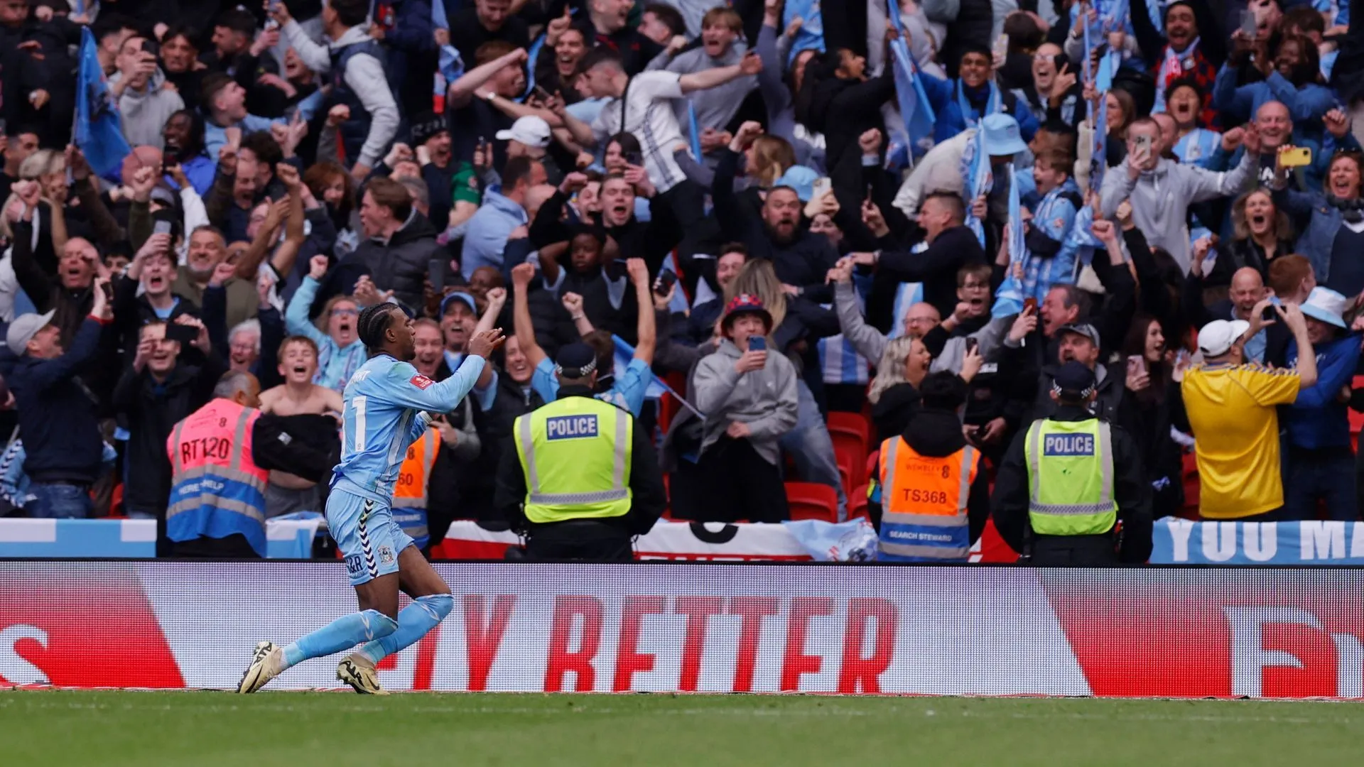 Haji Wright trong màu áo Coventry City, minh họa sự cạnh tranh và tham vọng của đội bóng