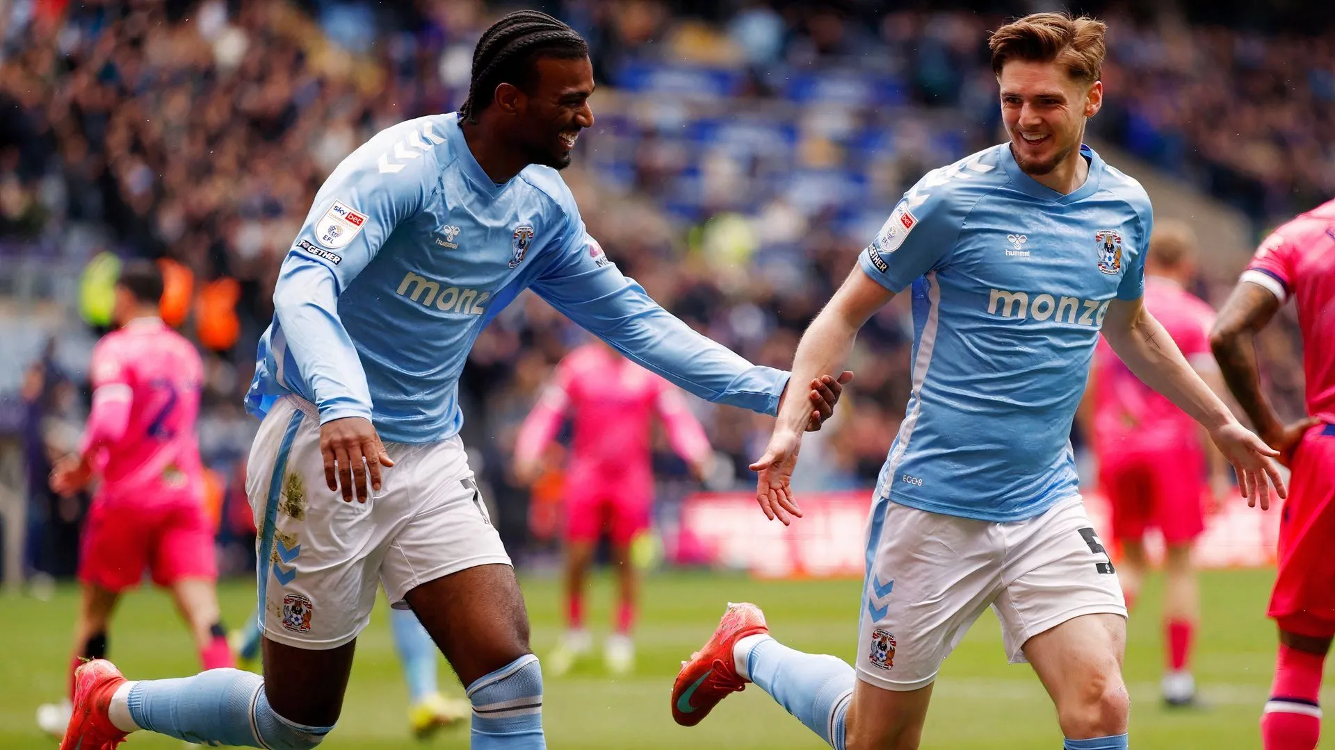 Haji Wright và Jack Rudoni trong trận đấu của Coventry City ở Championship