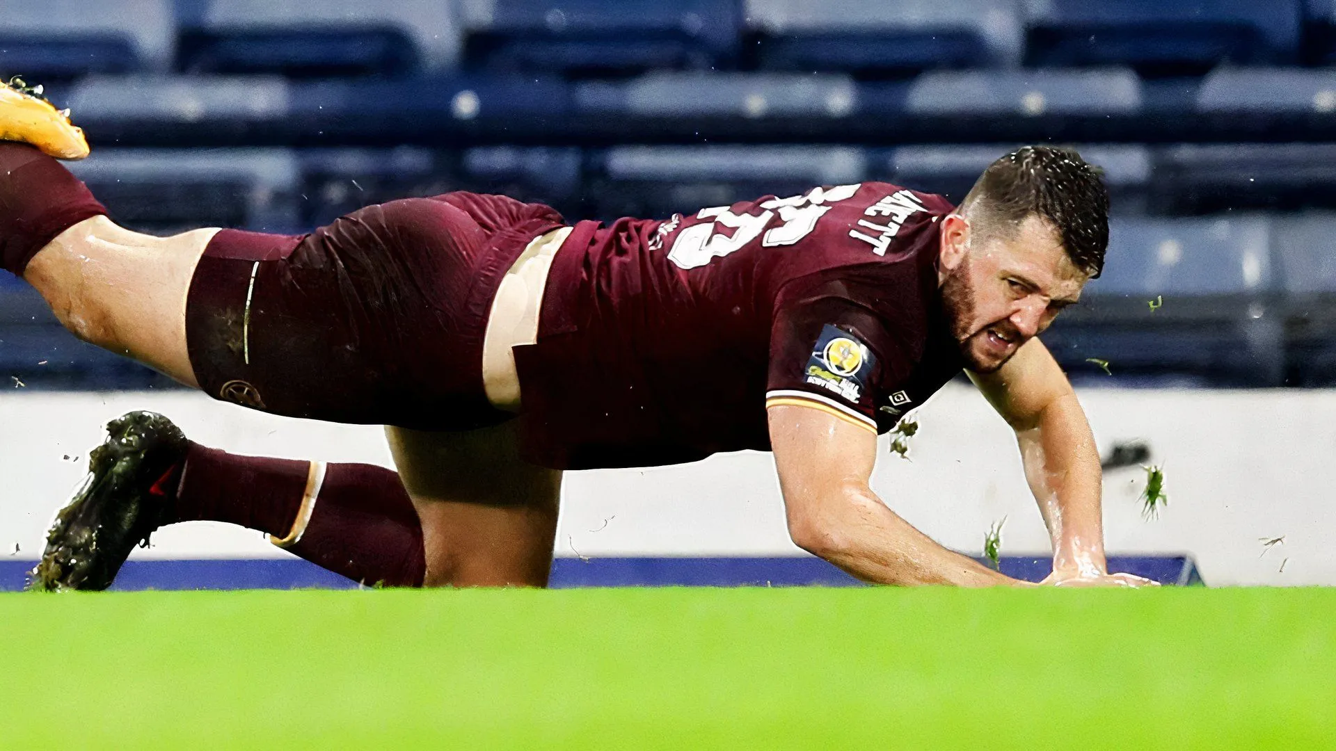 Halkett ăn mừng bàn thắng cho Hearts, minh họa khả năng tấn công từ trung vệ