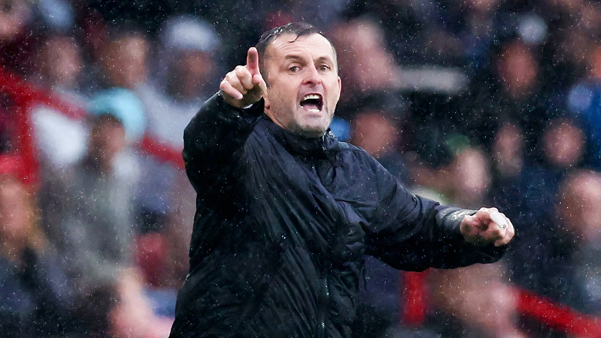 HLV Nathan Jones đứng trên đường biên tại The Valley, dẫn dắt Charlton Athletic trong mùa Championship 2025/26